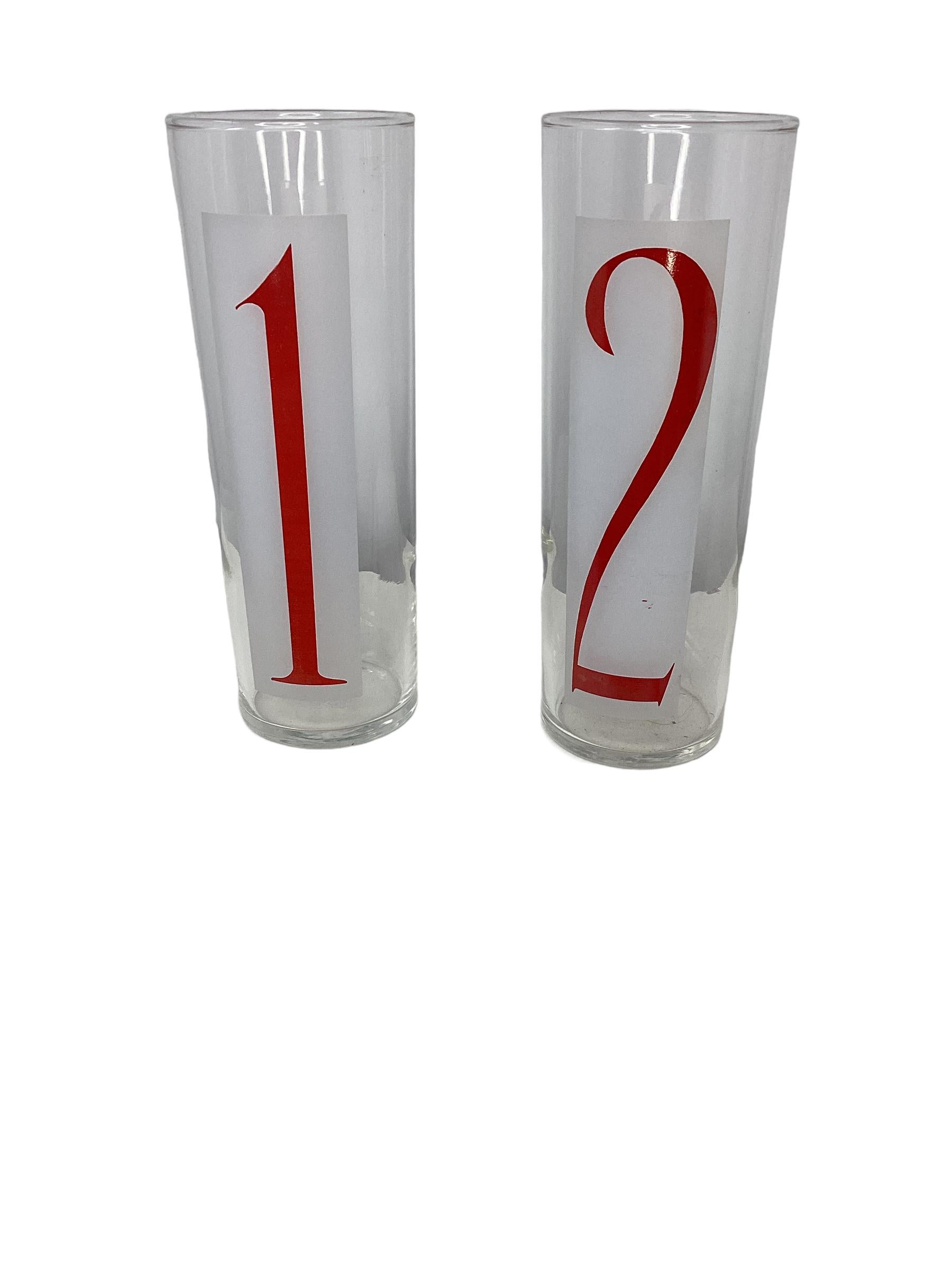 Satz von 8 Vintage Federal Glass Drinks By Numbers Coolers. Hohe, schlanke Gläser mit den Zahlen 1-8 in roten, fetten Zahlen auf einem matten Hintergrund. Perfekt für Sommercocktails.