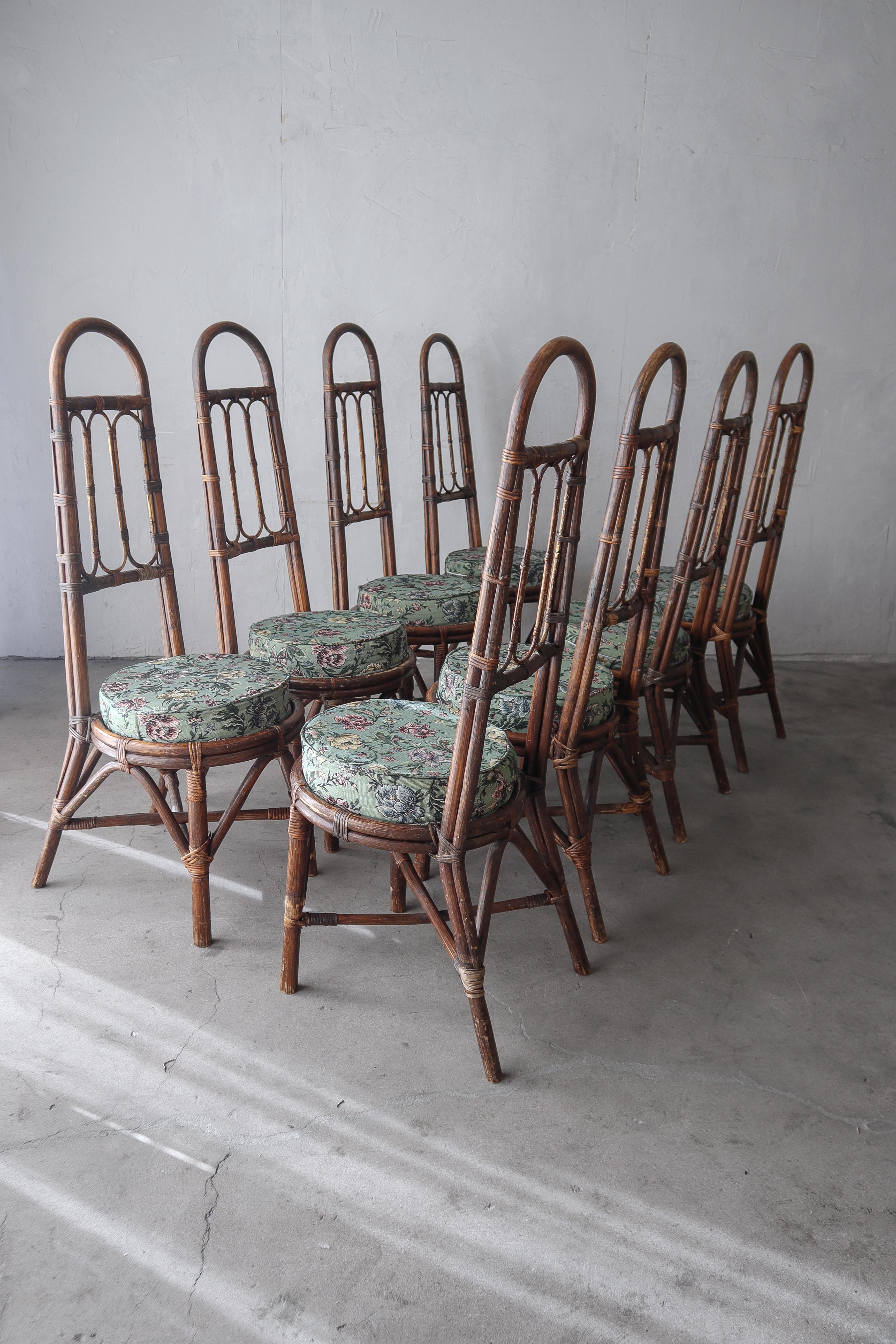 Bellissimo set di 8 sedie con schienale alto anni '50 in bambù e rattan. Le sedie presentano un grazioso schienale alto ad arco e basi robuste.

Le sedie sono vintage e robuste.  Tuttavia, presentano un'ampia usura dovuta all'età e all'uso.  Le loro