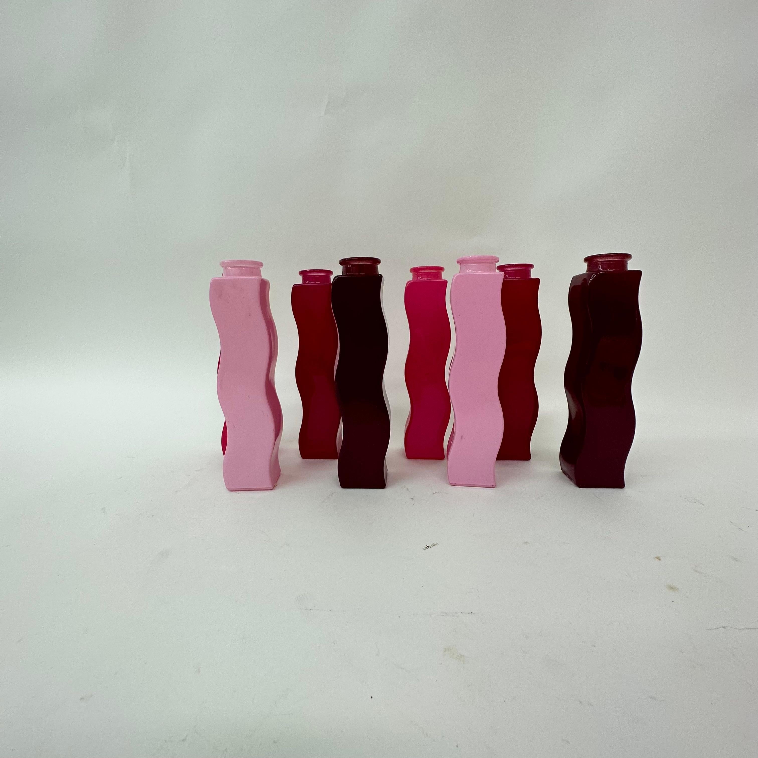 Satz von 8 Vintage Ikea Wave Squiggle Skämt Vasen, 1990'S im Angebot 1