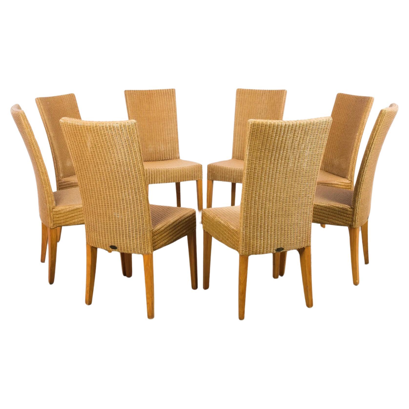 Ensemble de 8 chaises de salle à manger Vintage Lloyds Loom en osier. Toutes les chaises sont en très bon état. Superbe ensemble de chaises assorties prêtes à l'emploi. Situé à Brooklyn NYC.

Labellisé Lloyds Loom Brass tag.

Dimensions : L 19
