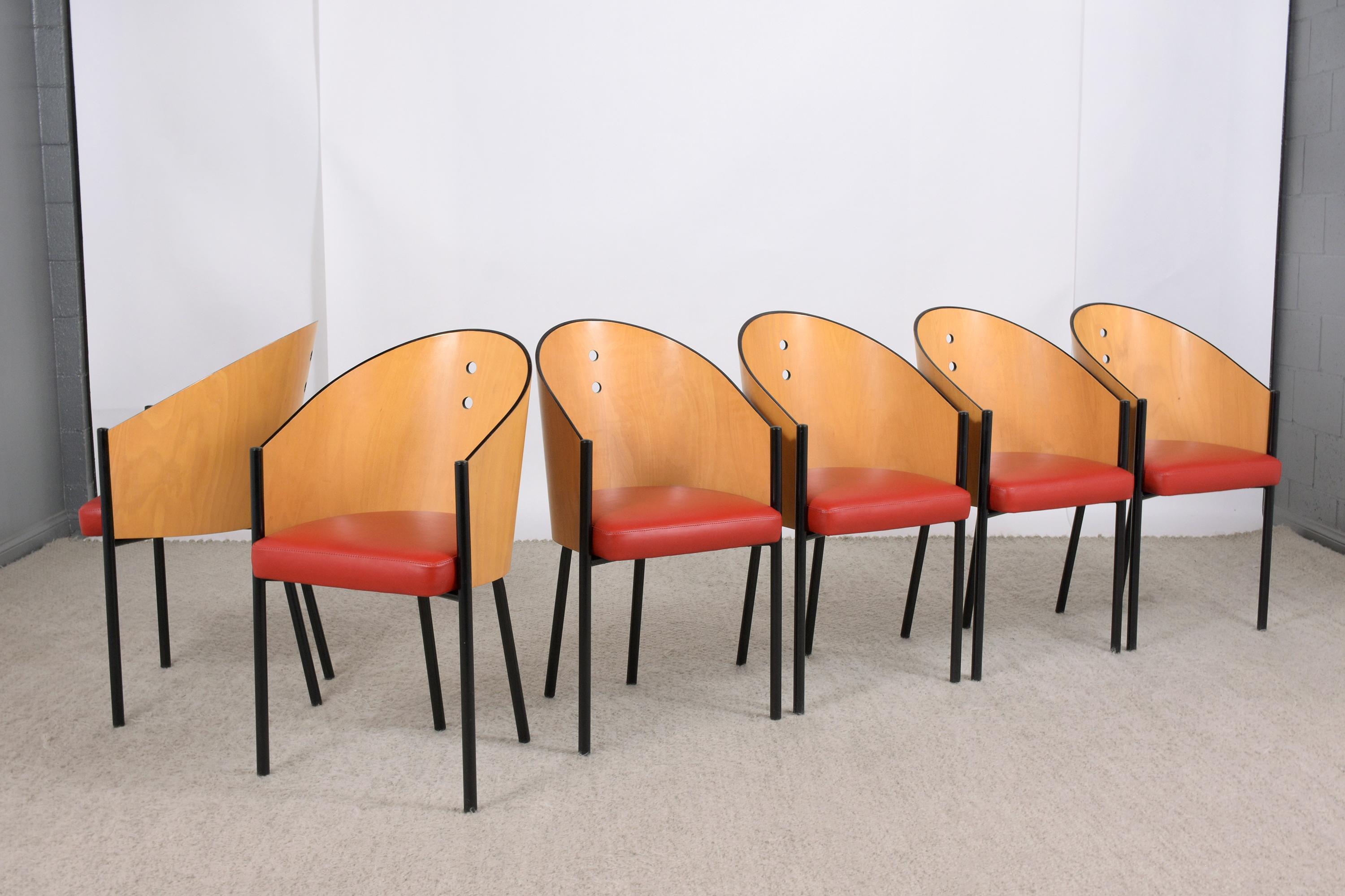 Nous vous présentons notre collection exquise de huit chaises de salle à manger vintage du milieu du siècle, mettant en valeur un savoir-faire expert et un design intemporel. Habilement restaurées pour retrouver leur splendeur d'origine par notre