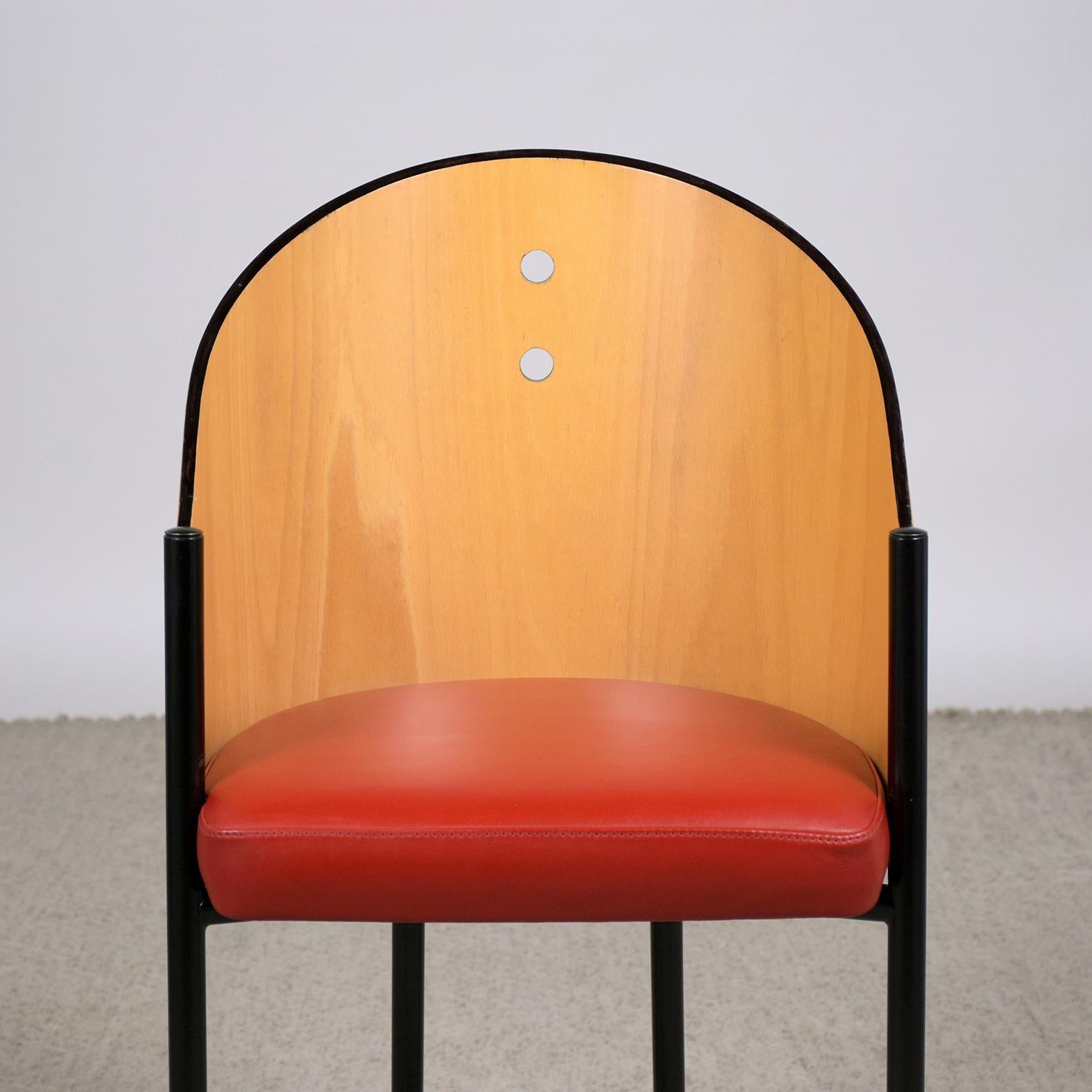 Peinture Chaises de salle à manger vintage du milieu du siècle : Elegance dans le design du dossier de baril en vente