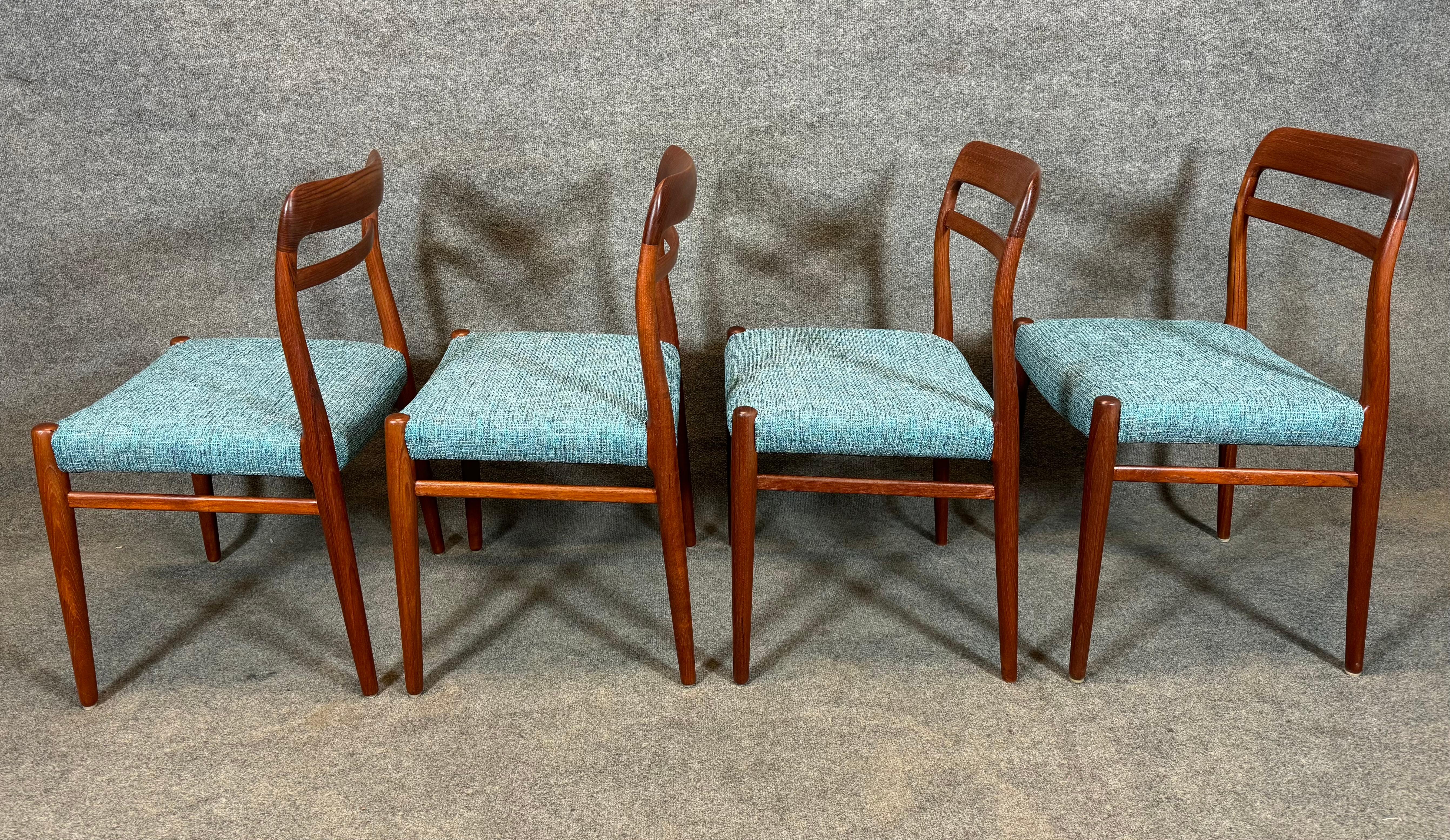 Satz von 8 Vintage-Esszimmerstühlen aus Teakholz aus der Mitte des Jahrhunderts „Modell 145“ von Gustav Bahus (Holzarbeit) im Angebot
