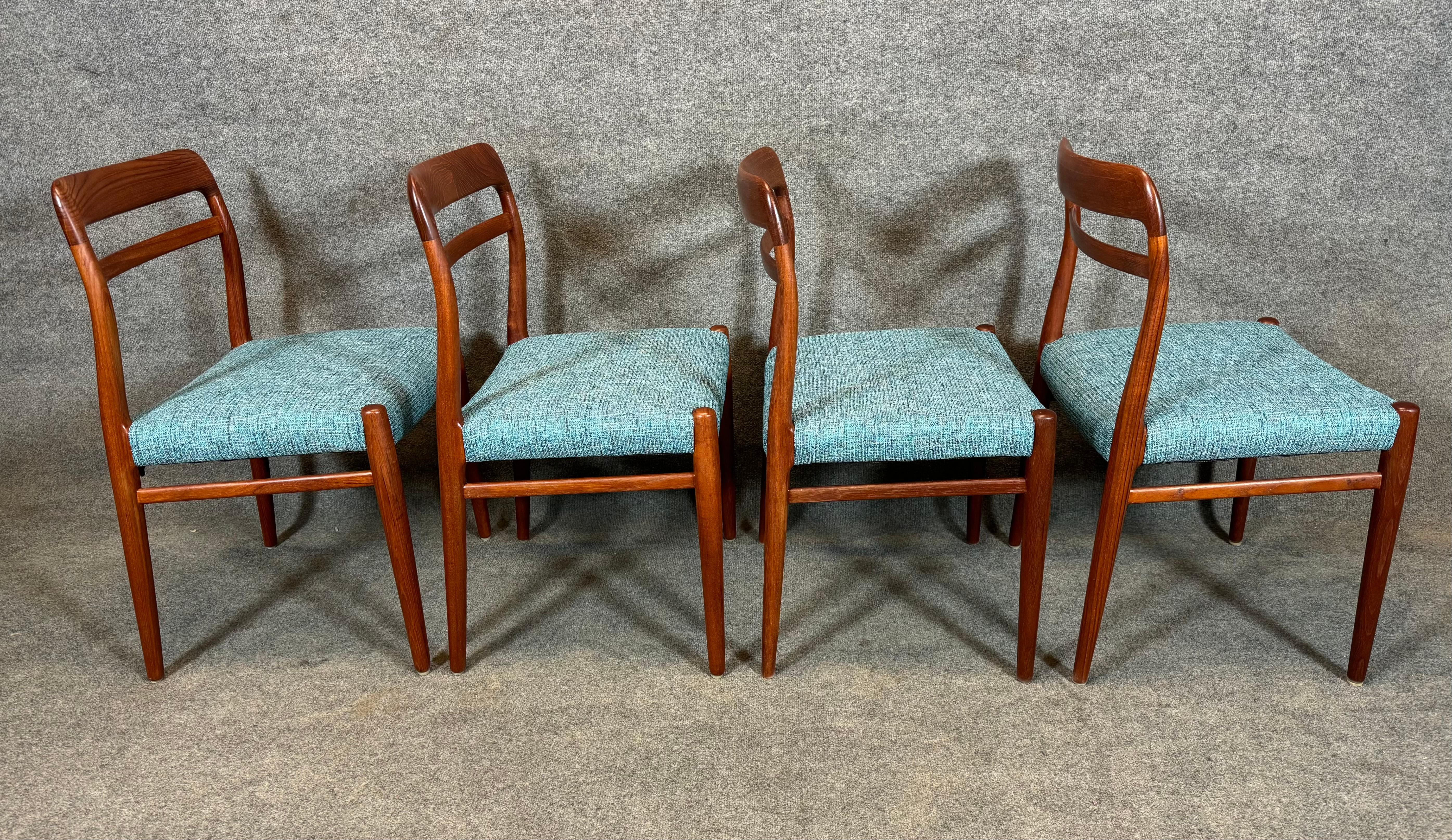 Satz von 8 Vintage-Esszimmerstühlen aus Teakholz aus der Mitte des Jahrhunderts „Modell 145“ von Gustav Bahus (Mitte des 20. Jahrhunderts) im Angebot