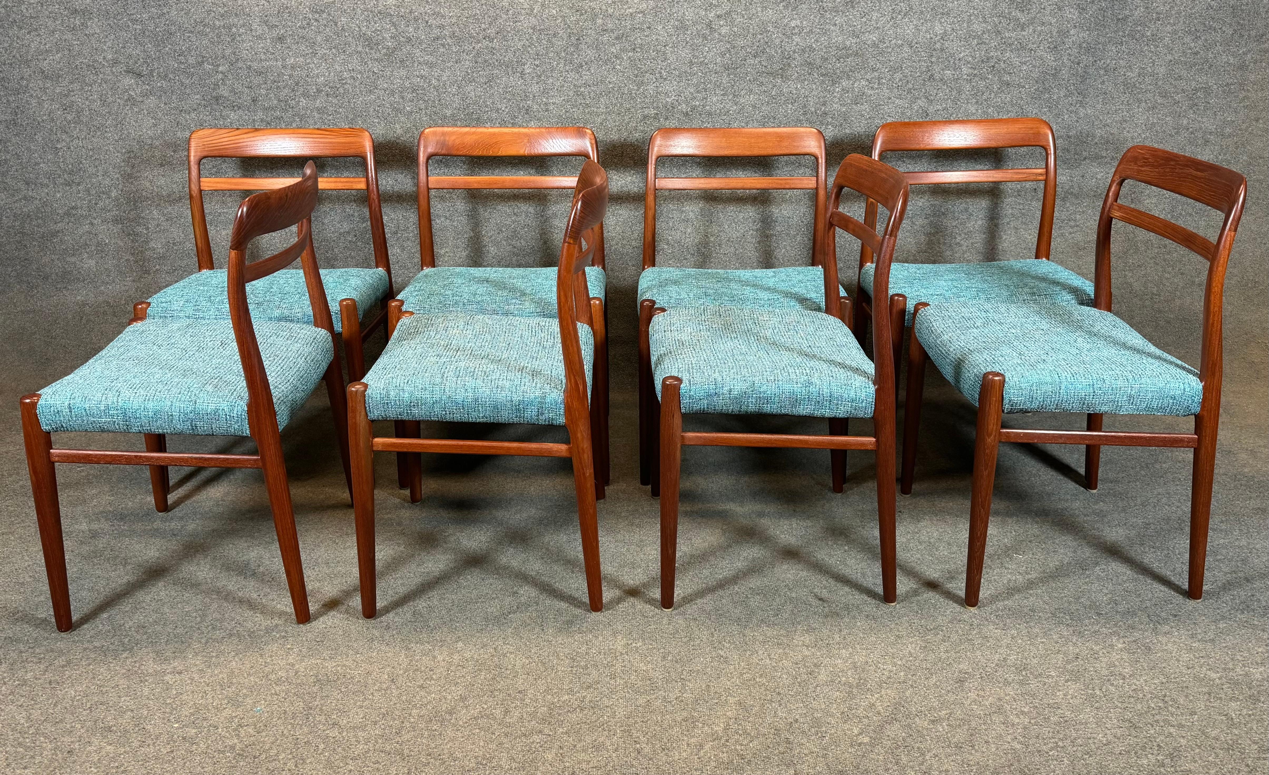 Teck Ensemble de 8 chaises de salle à manger en teck du milieu du siècle 