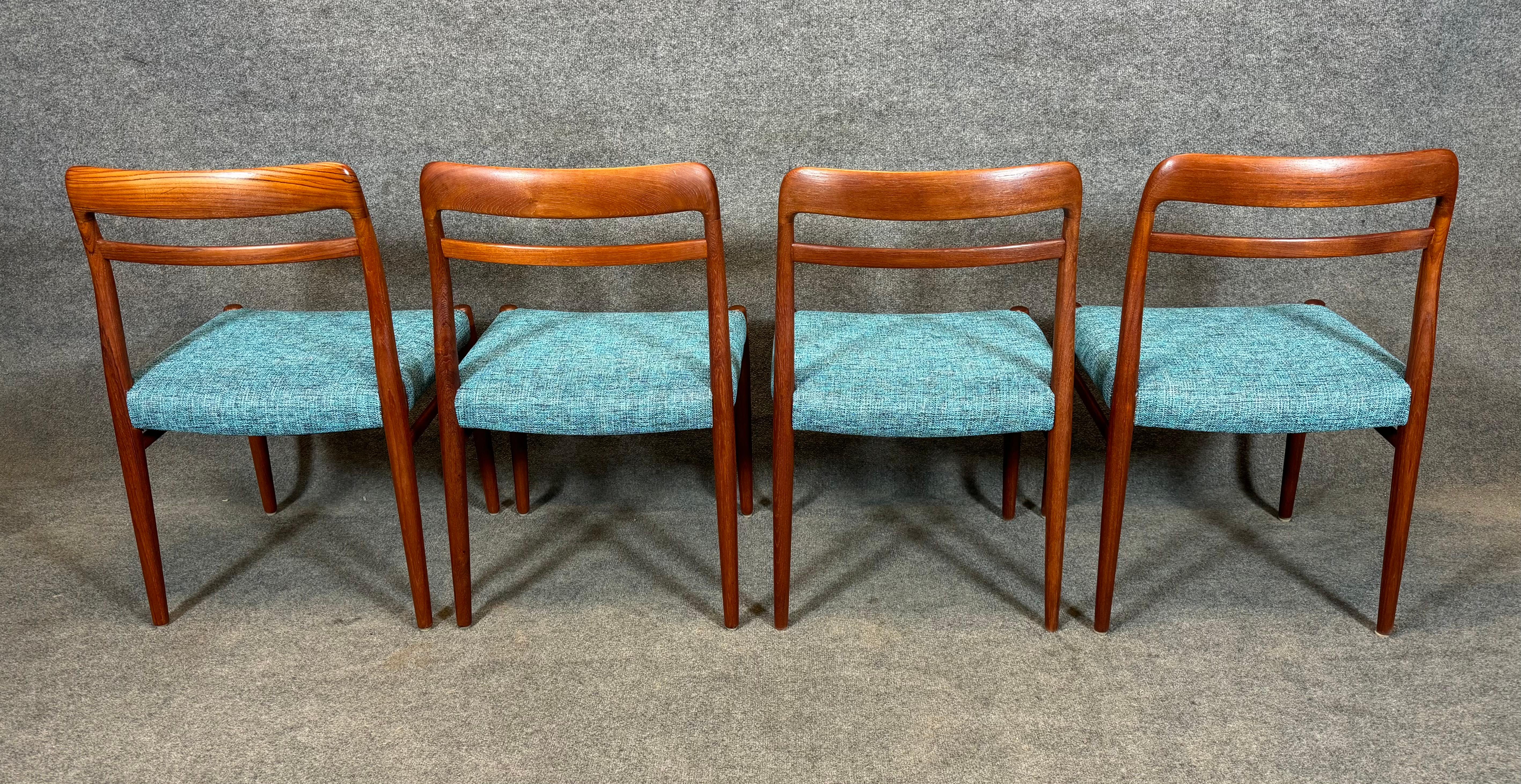 Satz von 8 Vintage-Esszimmerstühlen aus Teakholz aus der Mitte des Jahrhunderts „Modell 145“ von Gustav Bahus im Angebot 2
