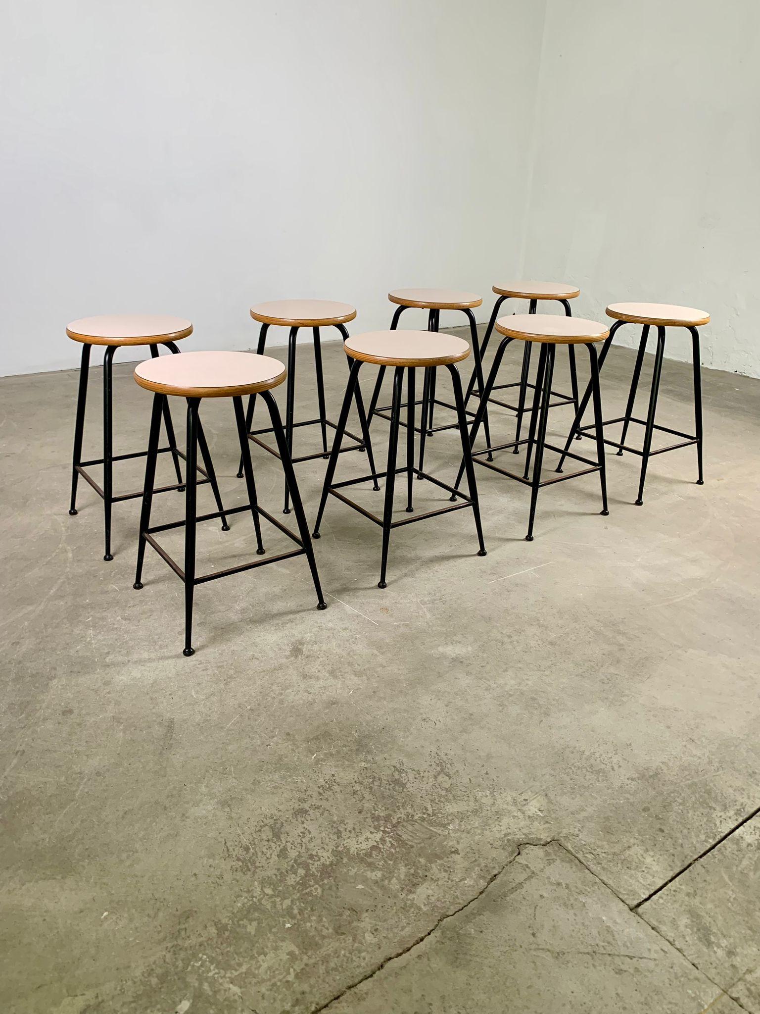 Set of 8 vintage stools in metal, wood and formica, 1960s, Italy
Elegant set of eight original stools from the 1960s, featuring a clean, functional design typical of mid-century industrial style.
Each stool has a painted tubular metal frame,