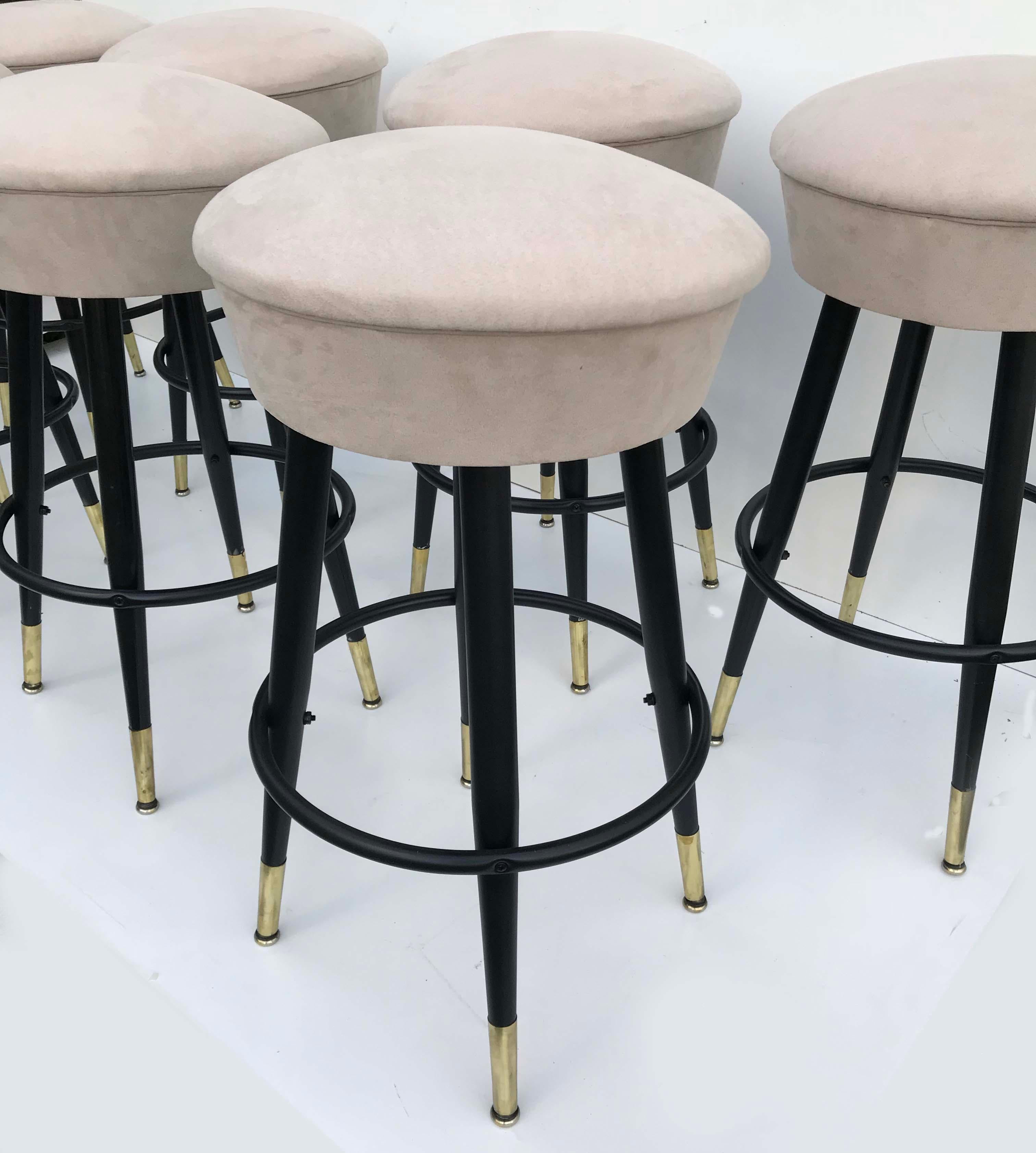 Superb set of 8 swiveling bar stools
Newly restored and refinished
New suede upholstery.
Solid, heavy and sturdy
Measures: Base 20
