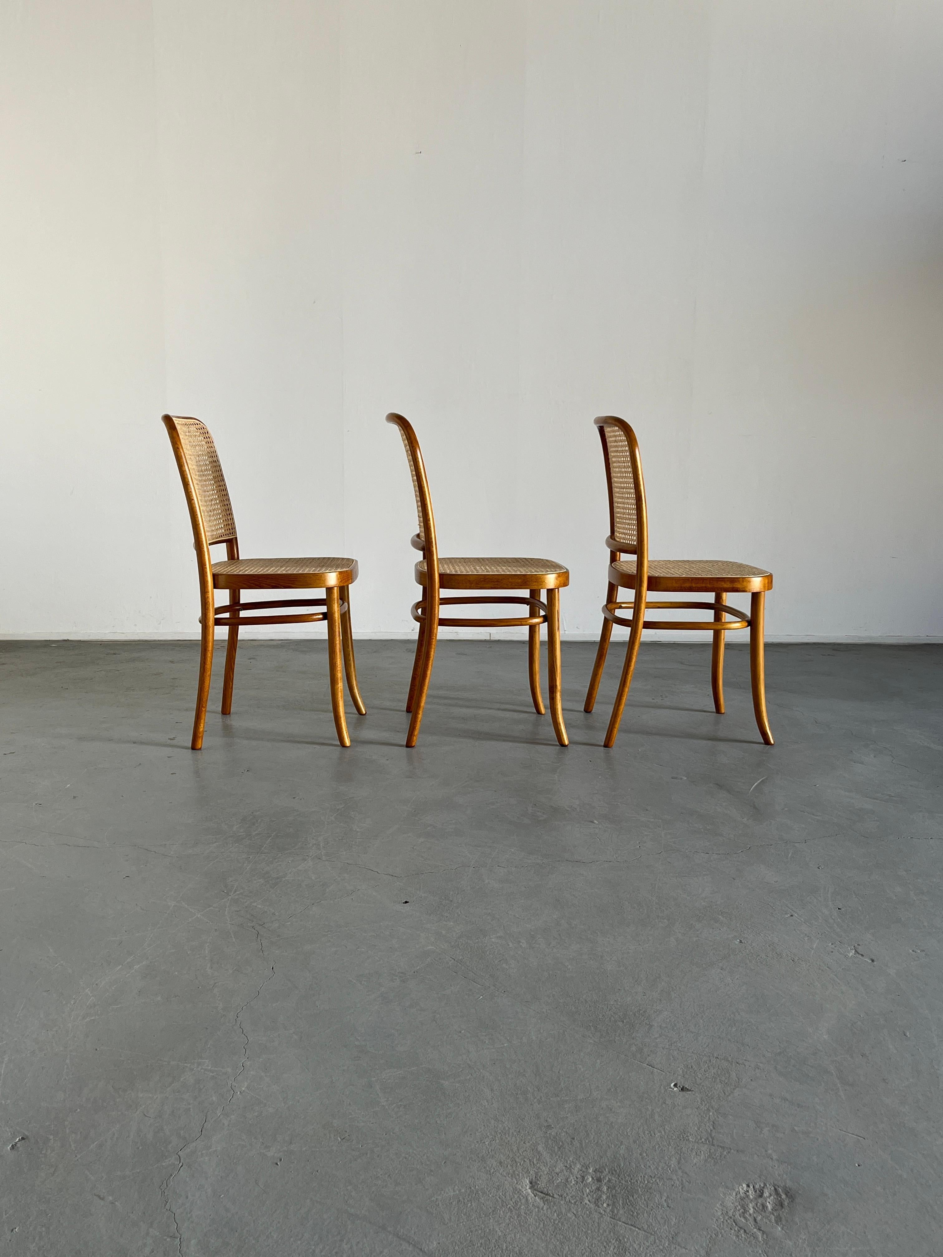 Austrian Set of 8 Vintage Thonet Bentwood Prague Chairs by Josef Hoffman, 1970s, Restored