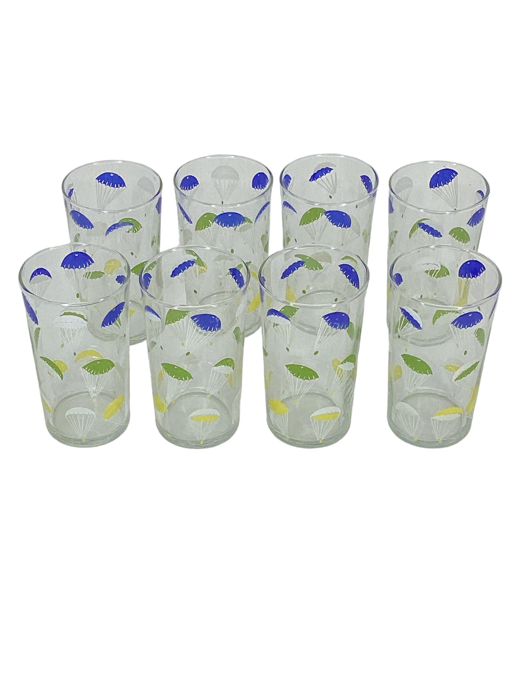 Ensemble de 8 gobelets vintage avec motif de parachute. Chaque verre est décoré de parachutes flottants de couleur verte, jaune, bleue et blanche. Un ensemble festif et amusant.