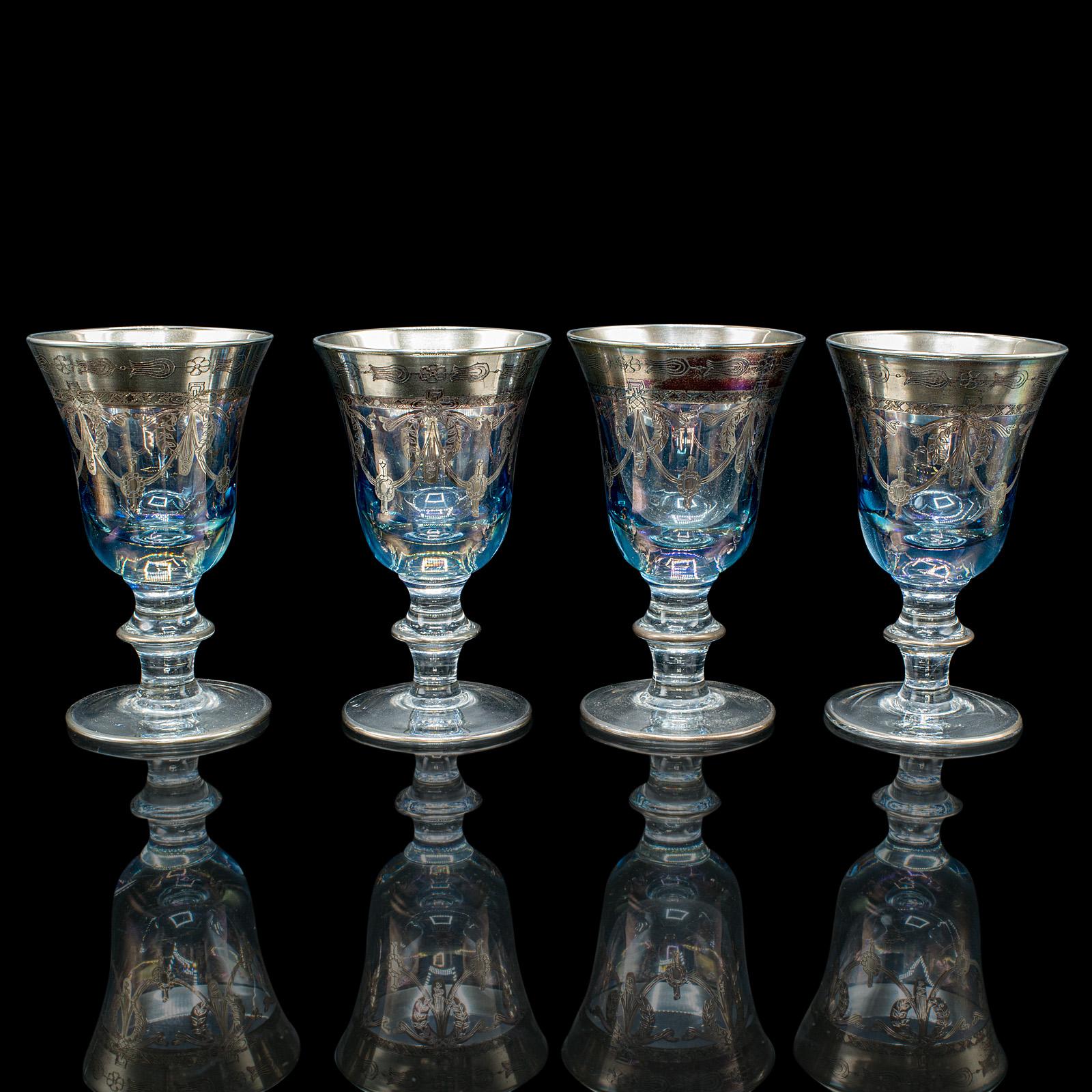 Voici un charmant ensemble de 8 gobelets à vin vintage. Une collection italienne de verres à vin faits à la main, datant de la fin du XXe siècle, vers 1990. Un ensemble très décoratif, idéal pour recevoir ou exposer.

Ensemble remarquable de huit