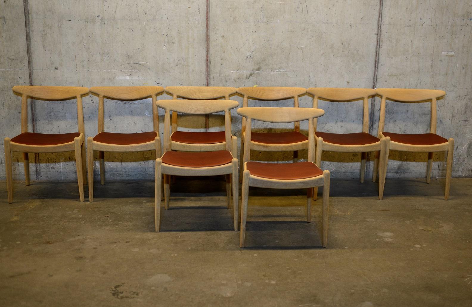 Scandinavian Modern Set of 8 W1 Oak and Leather Chairs by Hans J. Wegner, 1950s, C.M. Madsens DK For Sale