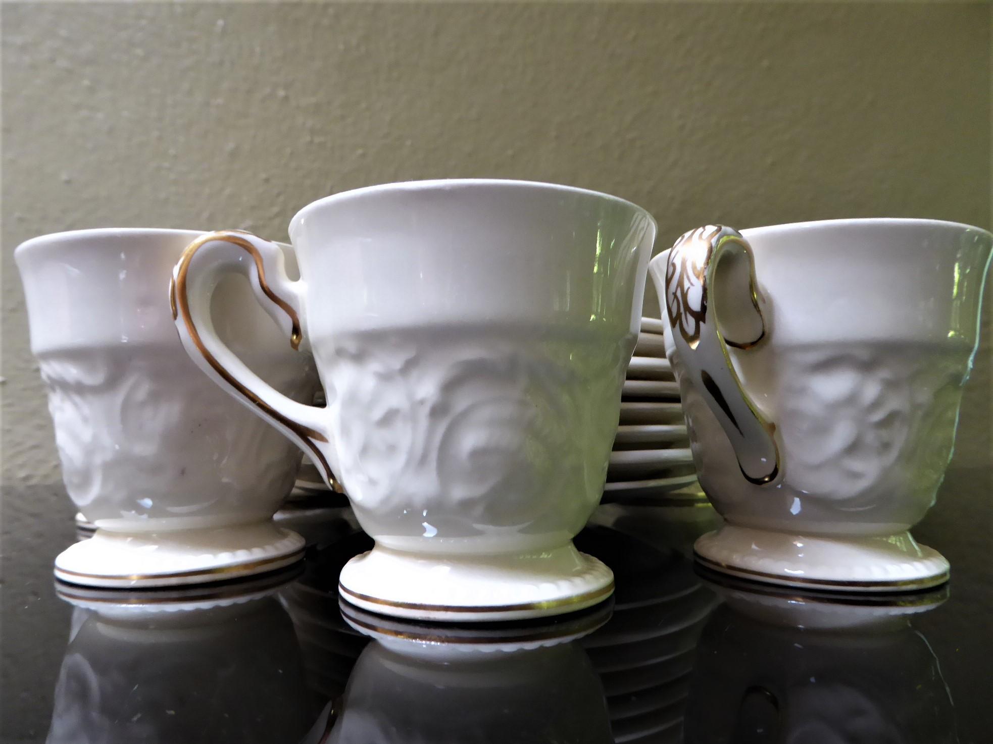 Set of 8 Wedgwood Vintage Demi Tasse Cups & Saucers Gilt Decor 1950s In Good Condition In Miami, FL