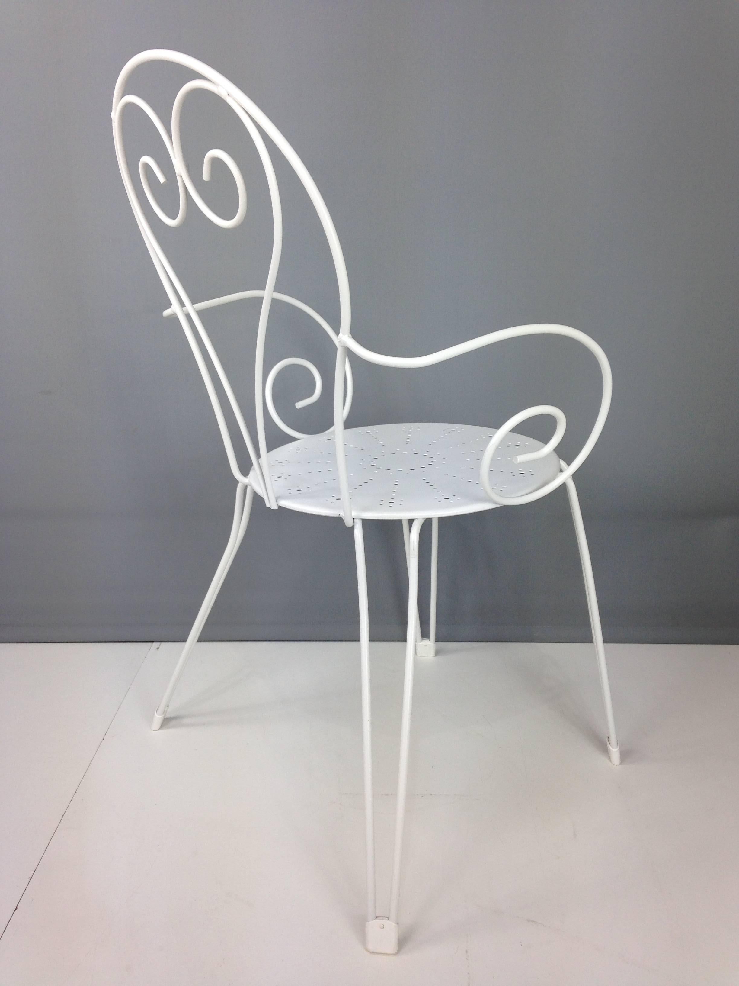 Set of Eight White Lacquered Wrought Iron and Outdoor Stackable Armchairs In Excellent Condition In Tourcoing, FR