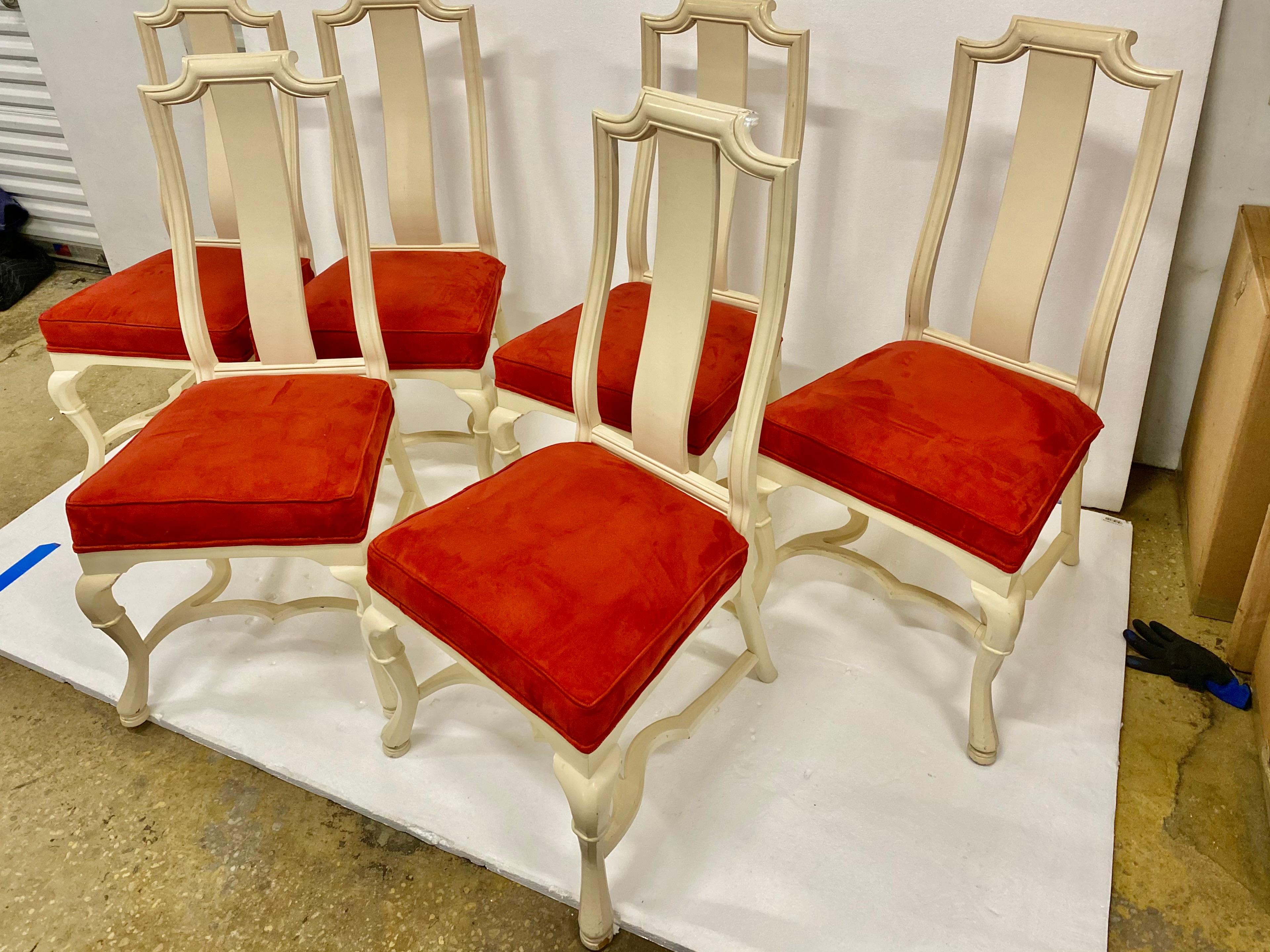 Set of 8 White Painted and Upholstered Dining Chairs In Good Condition For Sale In Montreal, QC
