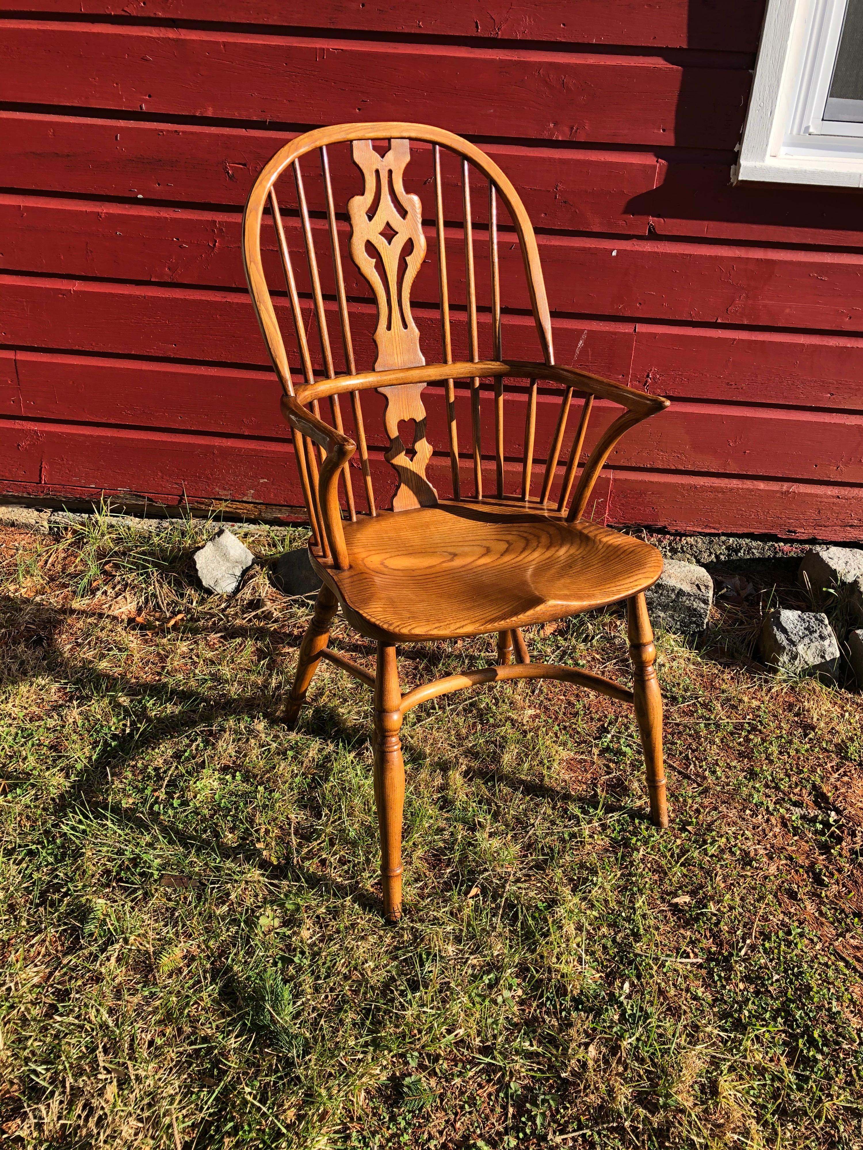 Wonderful set of 4 matching armchairs in the Windsor style, English, circa 1920. Most probably elmwood. Saddle seats.

Excellent craftstmanship.
