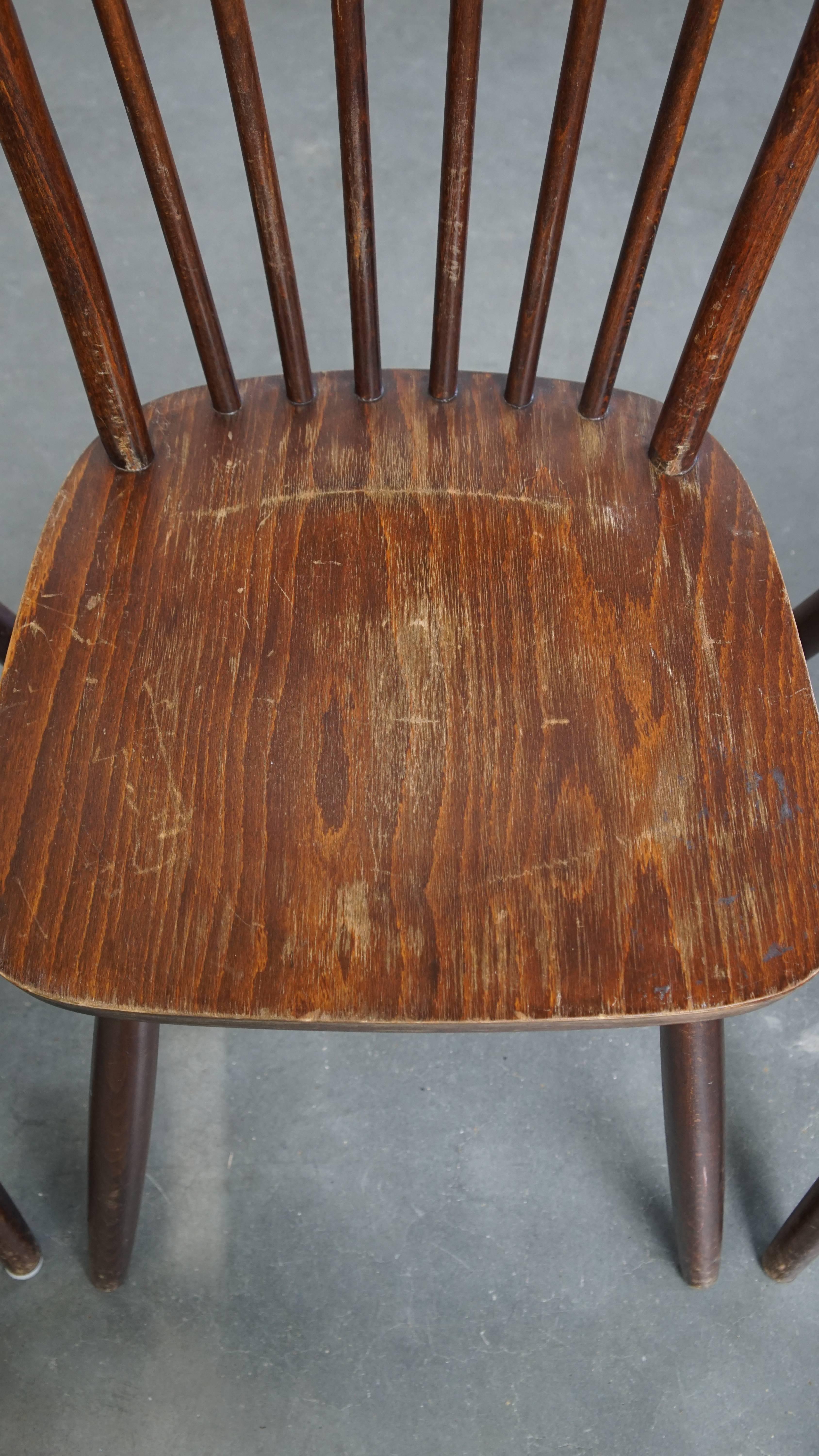 Conjunto de 8 sillas Windsor de madera con respaldo de huso de los años 70 en venta 4