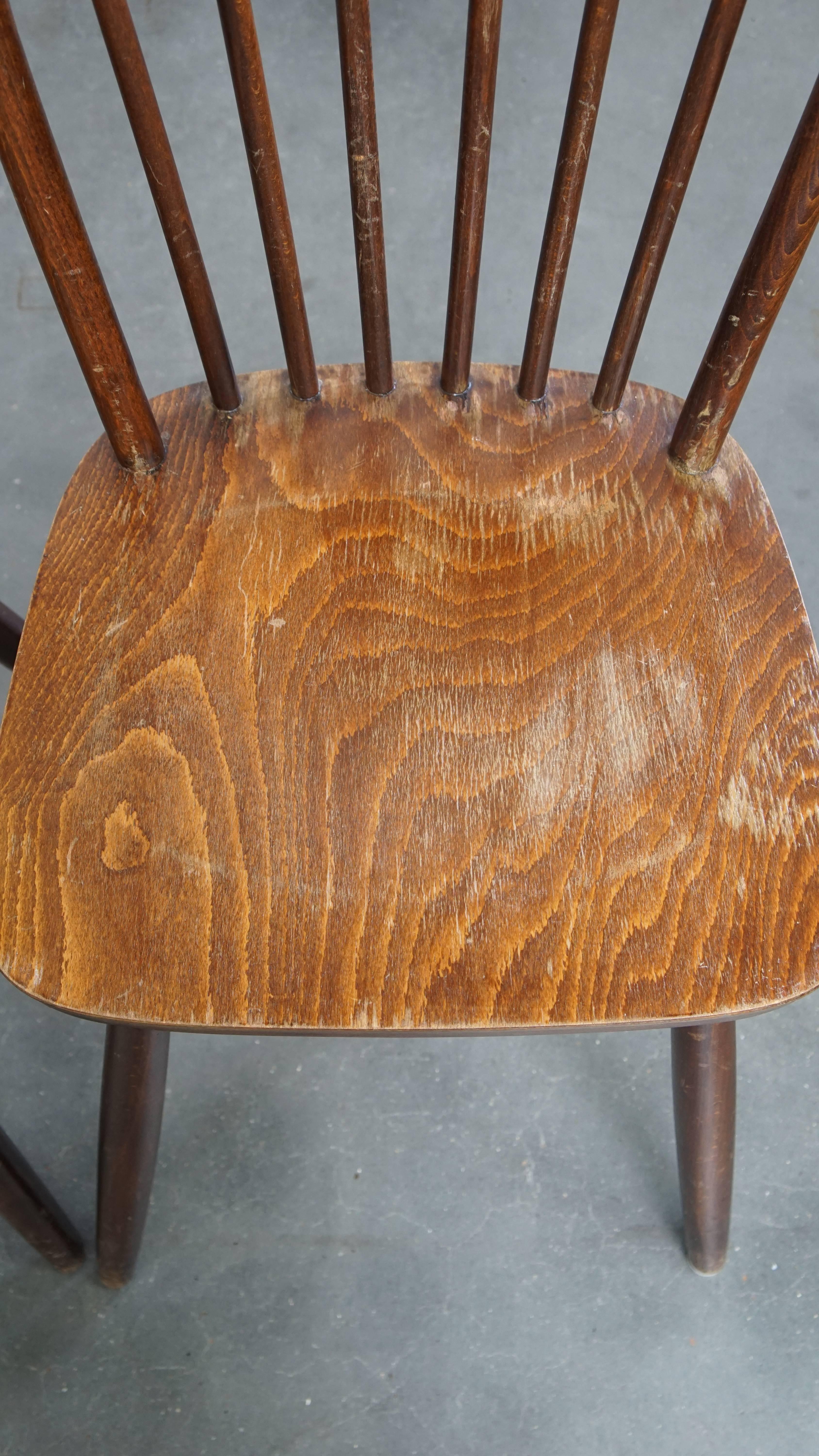 Conjunto de 8 sillas Windsor de madera con respaldo de huso de los años 70 en venta 6