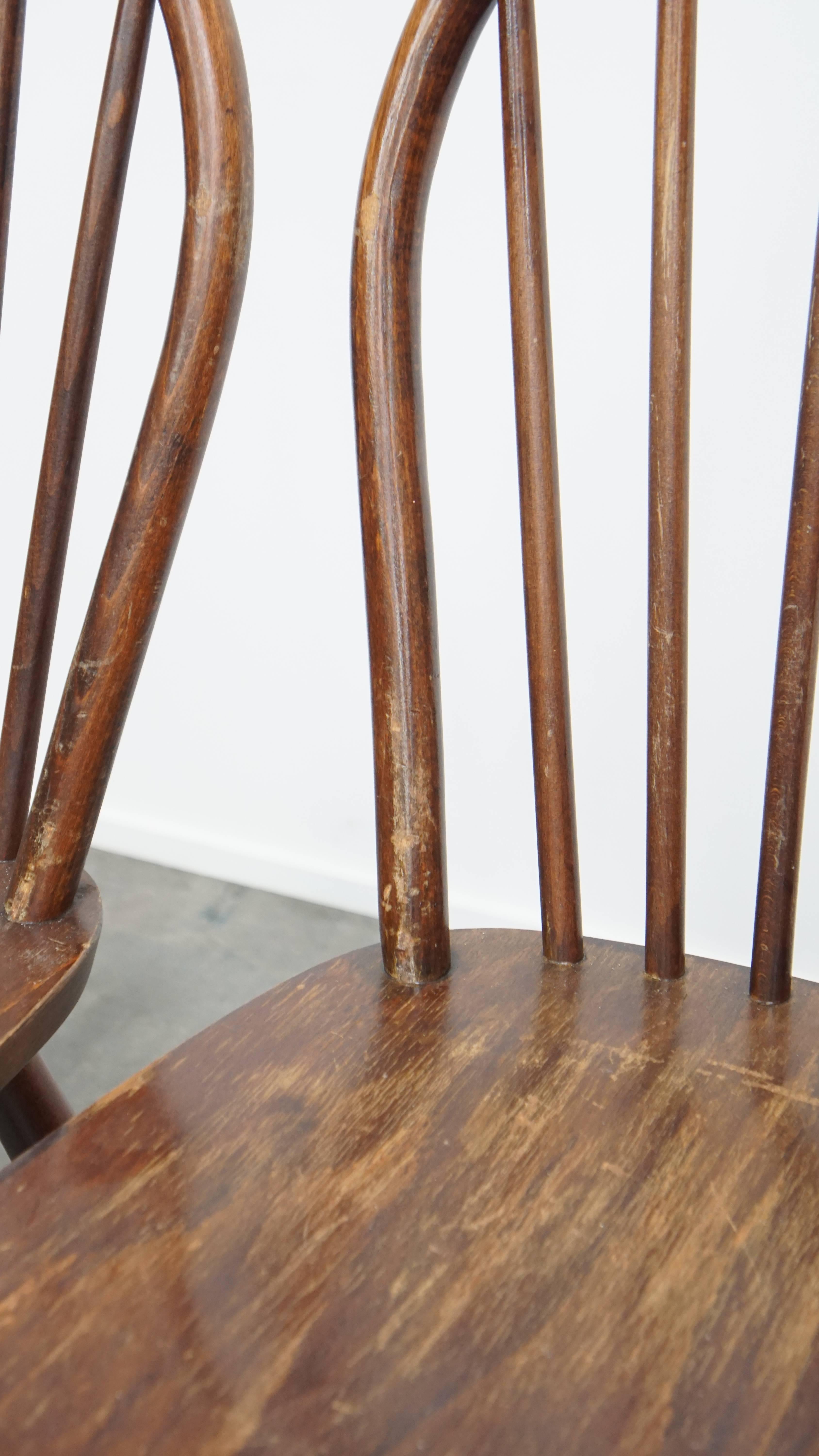 Conjunto de 8 sillas Windsor de madera con respaldo de huso de los años 70 en venta 7