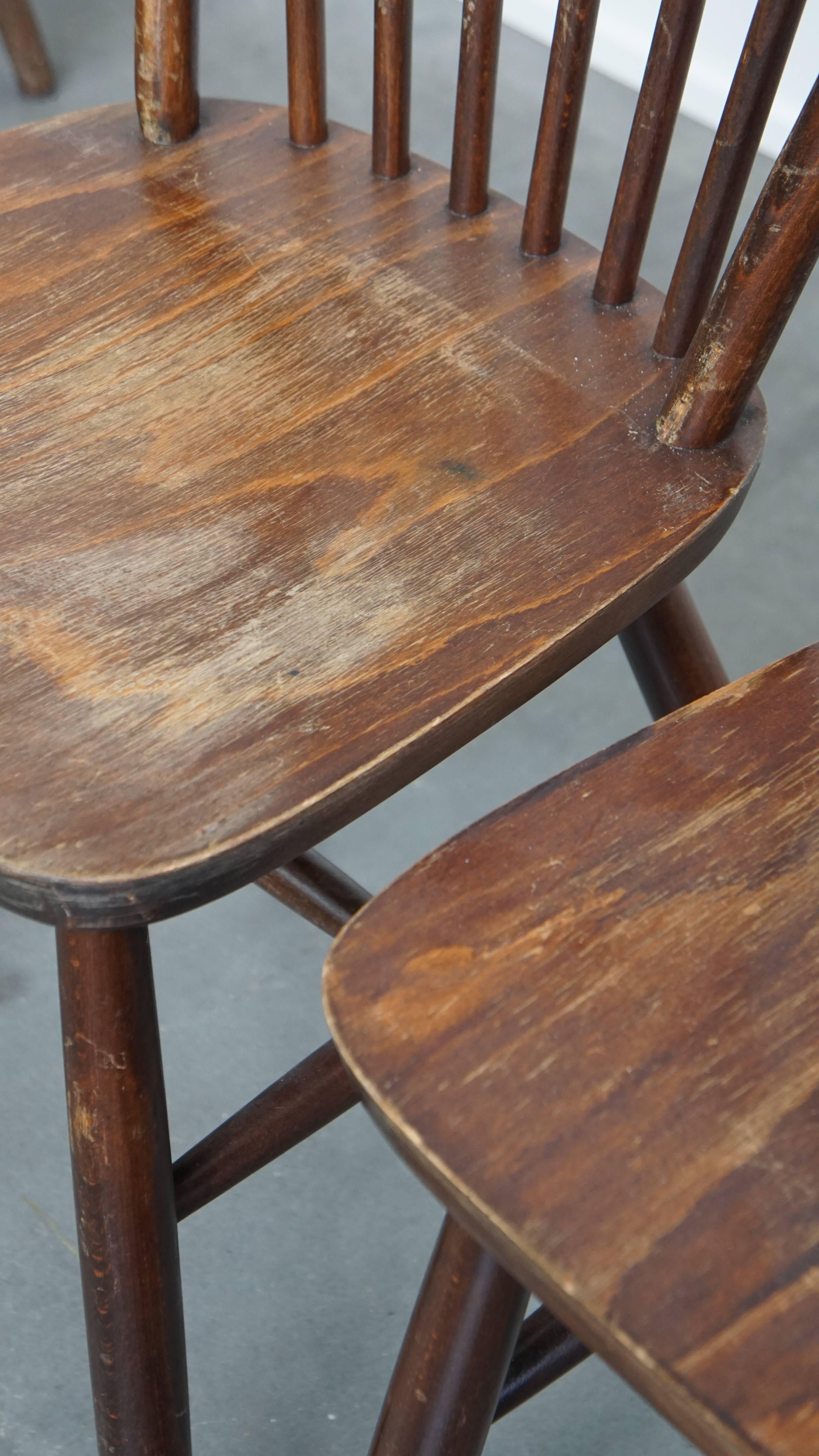 Conjunto de 8 sillas Windsor de madera con respaldo de huso de los años 70 en venta 11