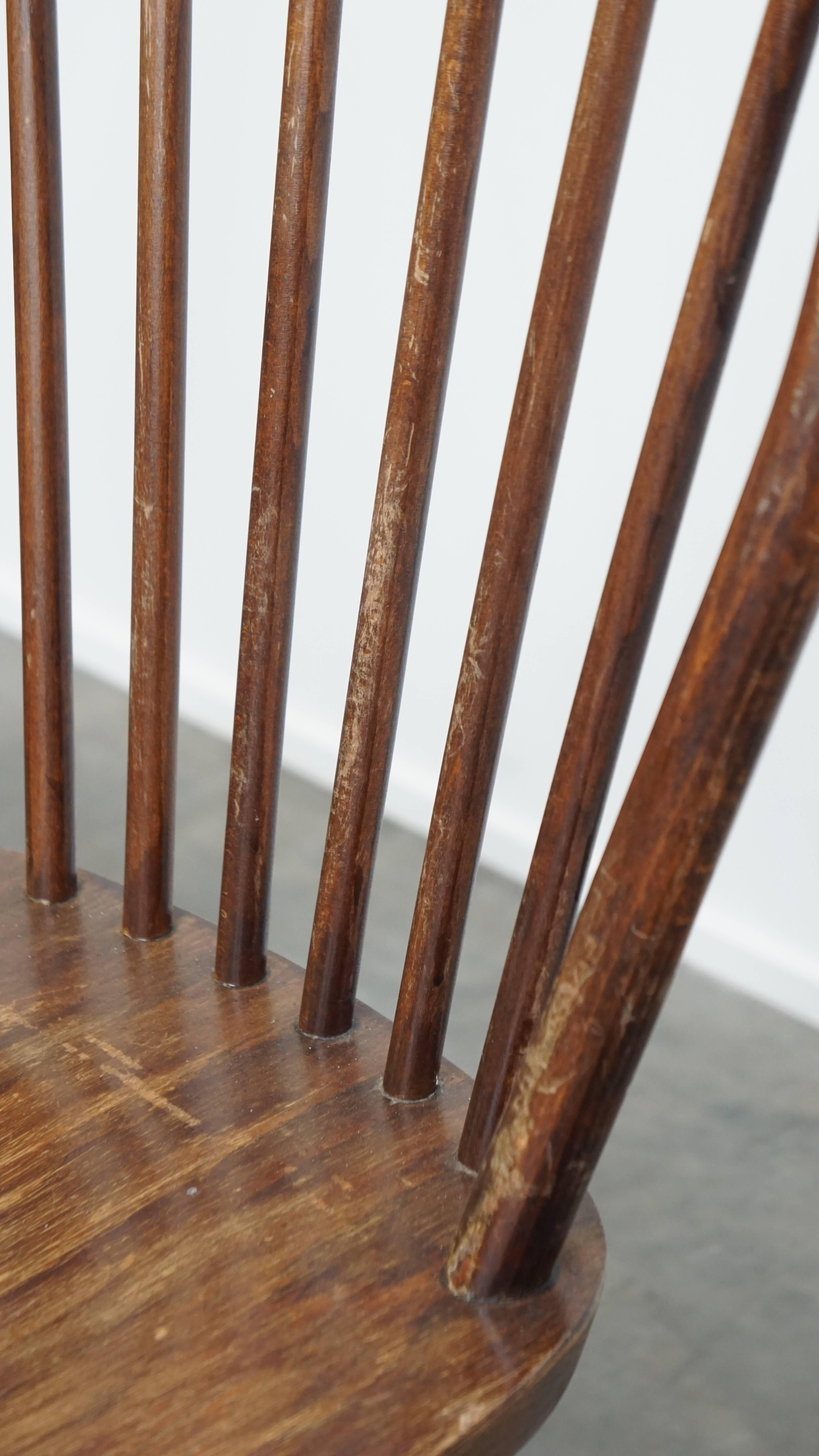 Conjunto de 8 sillas Windsor de madera con respaldo de huso de los años 70 en venta 12