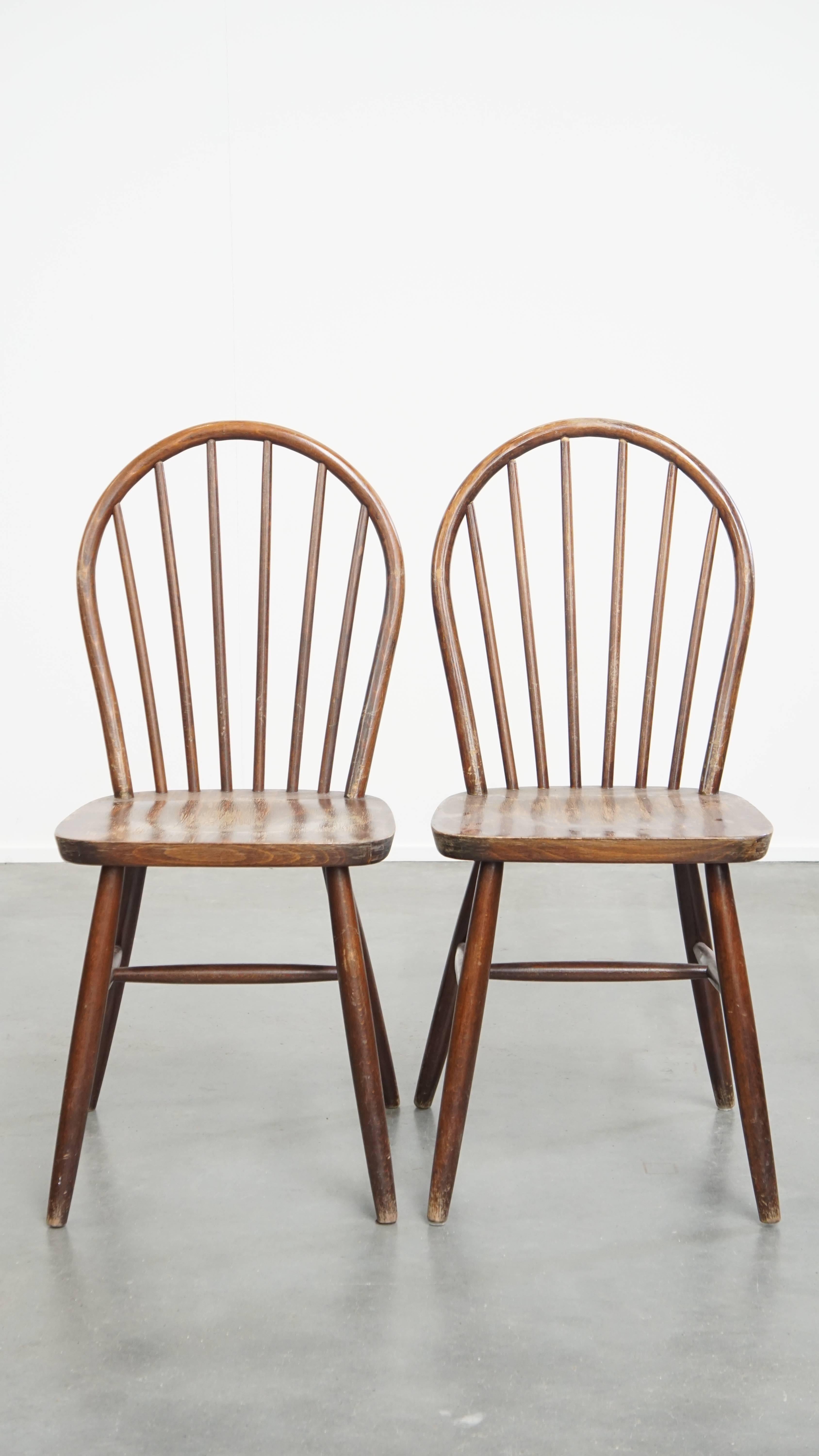 Se ofrece aquí este conjunto de 8 sillas Windsor vintage de madera con respaldo de huso, de estilo inglés, de la década de 1970.

Estas fantásticas sillas vintage de madera con respaldo de huso de los años 70, de estilo inglés, no sólo son ideales