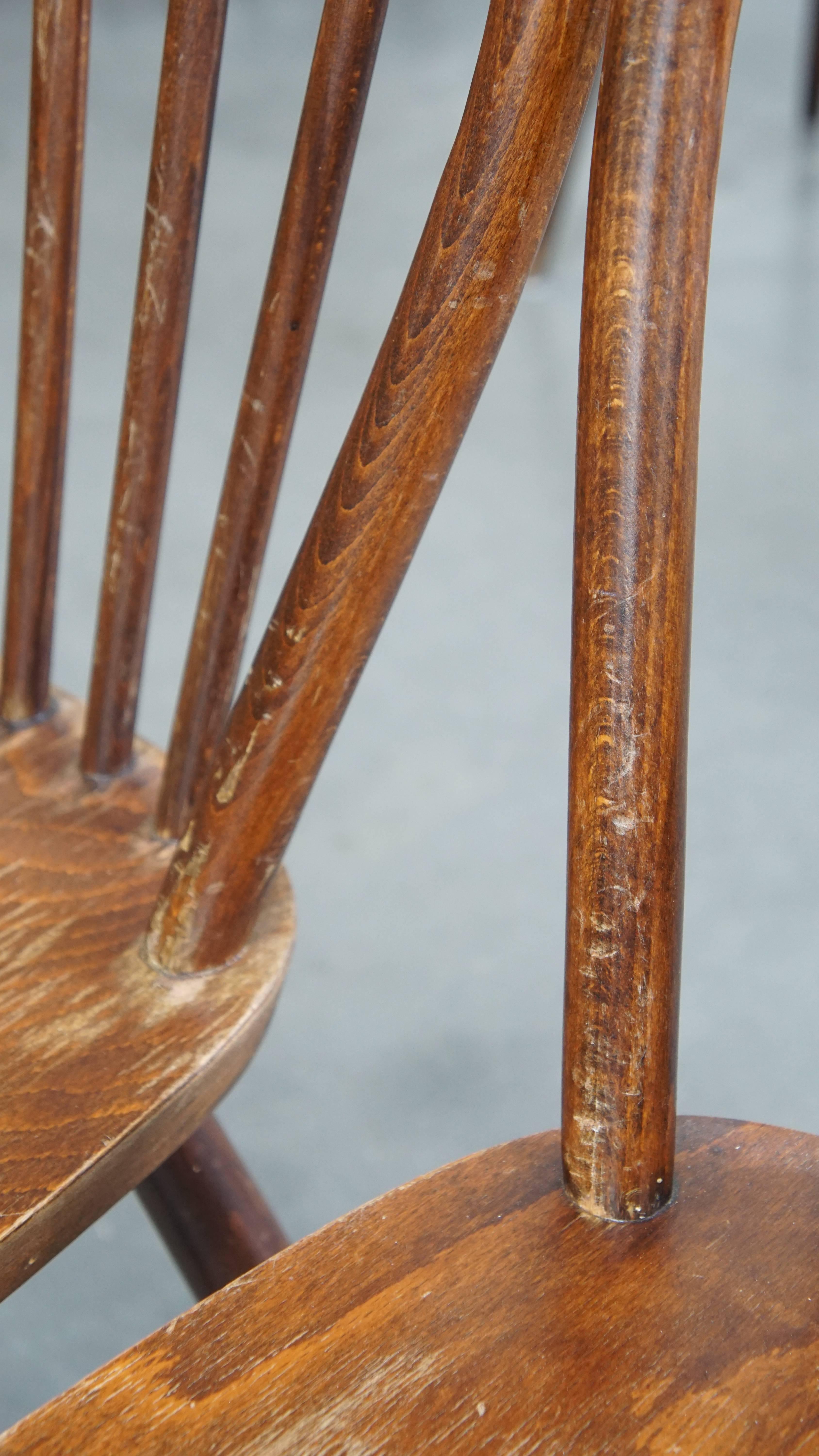 Conjunto de 8 sillas Windsor de madera con respaldo de huso de los años 70 en venta 13