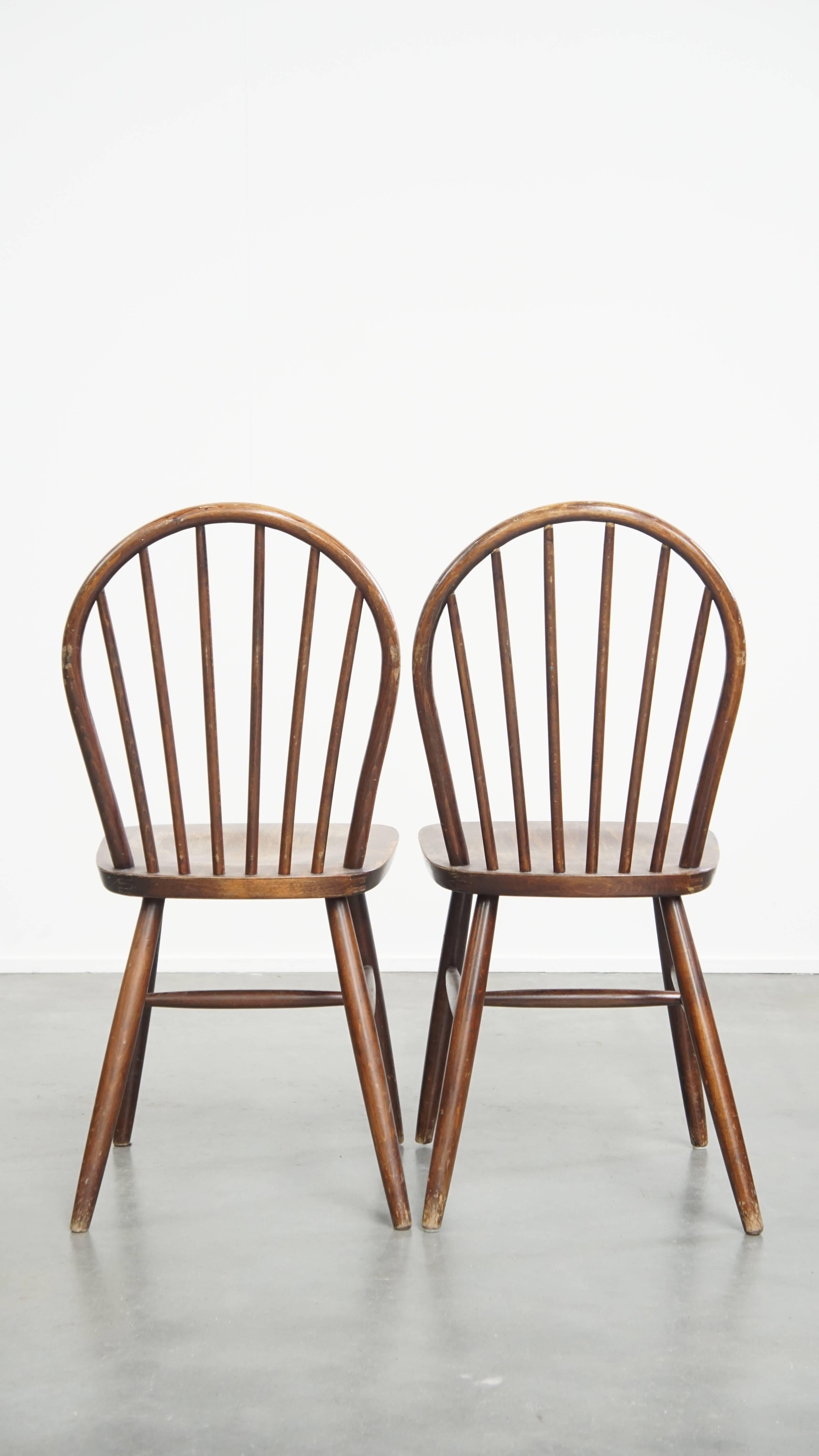 Conjunto de 8 sillas Windsor de madera con respaldo de huso de los años 70 Hecho a mano en venta