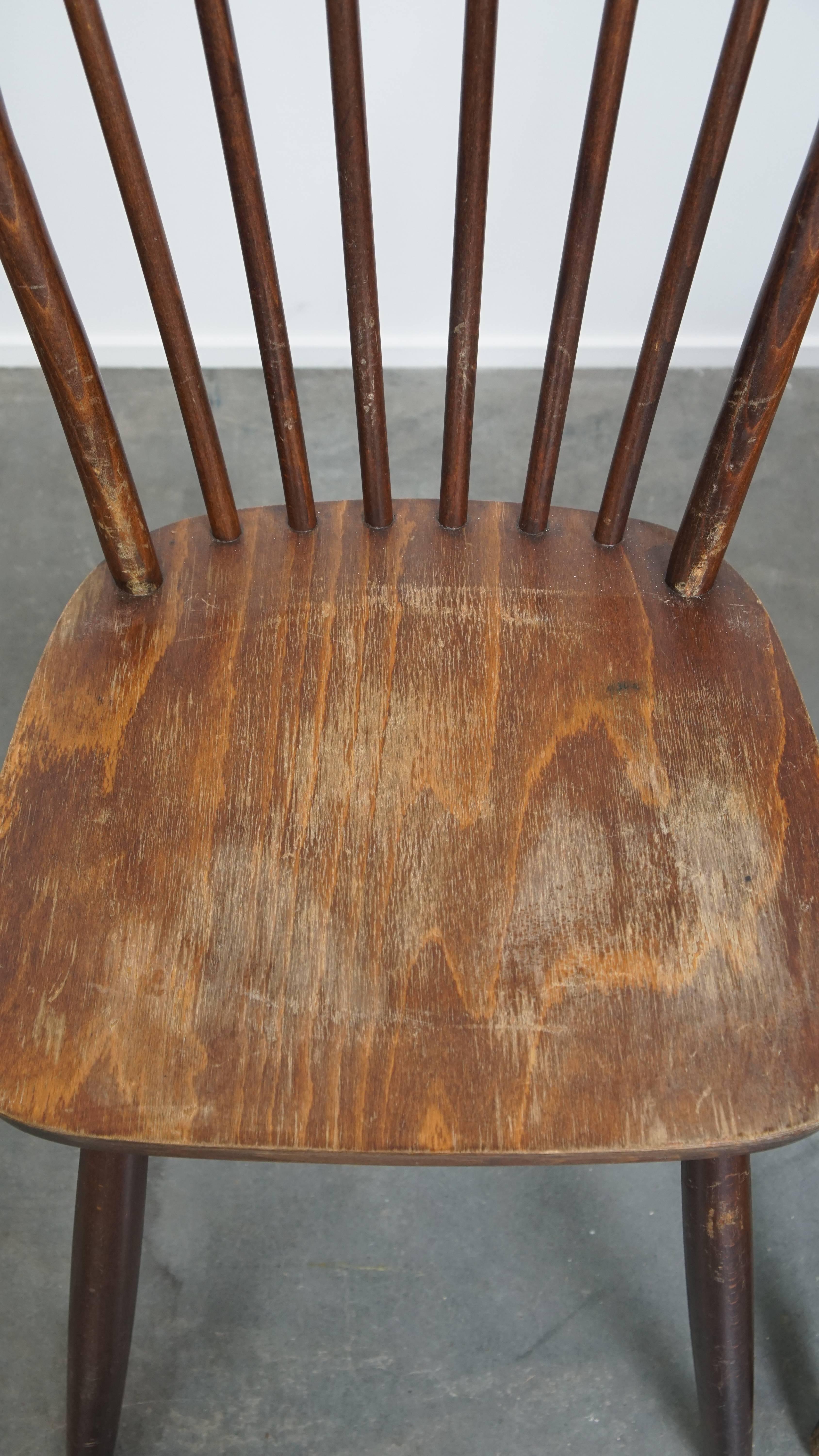 Conjunto de 8 sillas Windsor de madera con respaldo de huso de los años 70 finales del siglo XX en venta