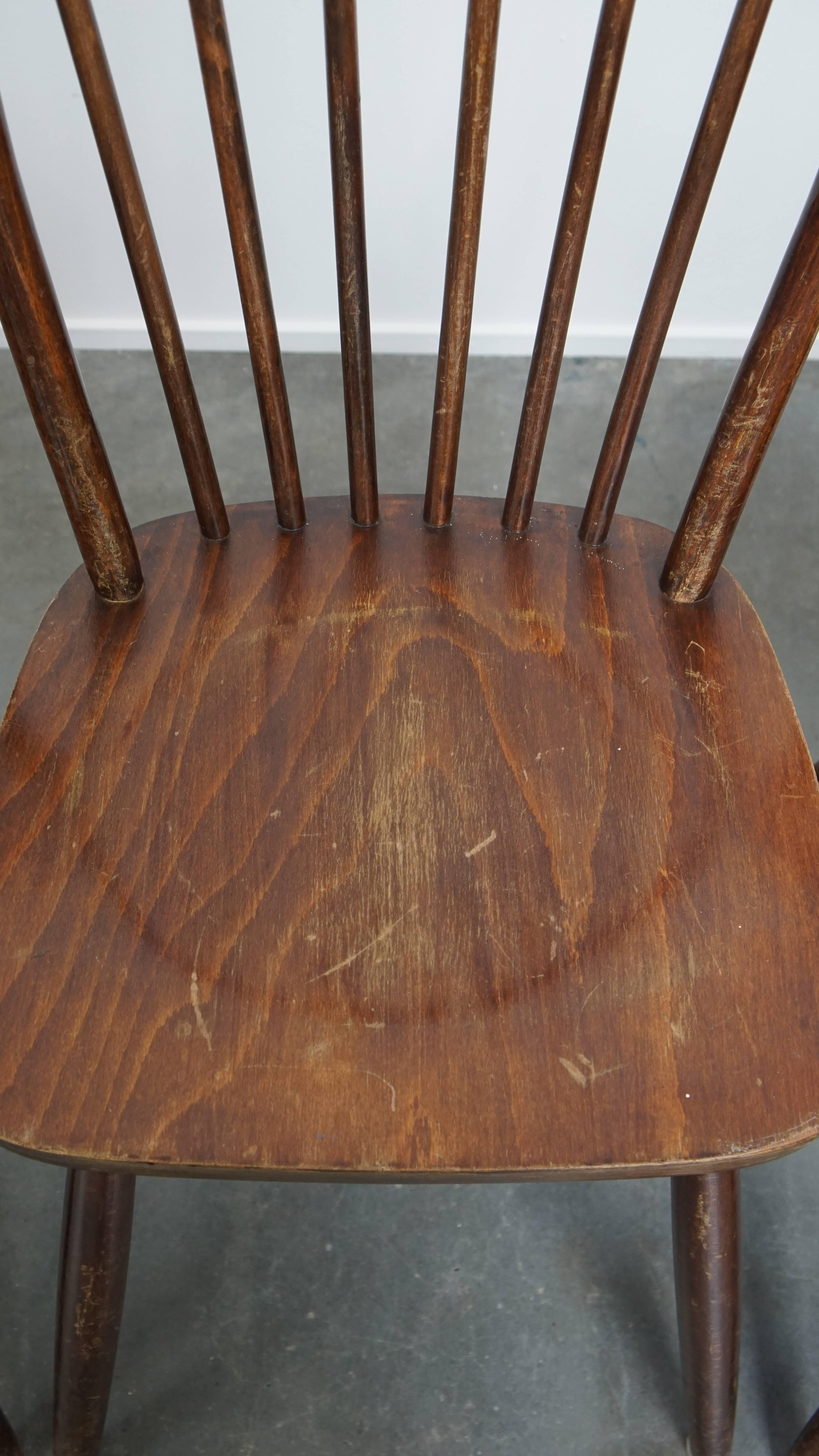 Conjunto de 8 sillas Windsor de madera con respaldo de huso de los años 70 en venta 1