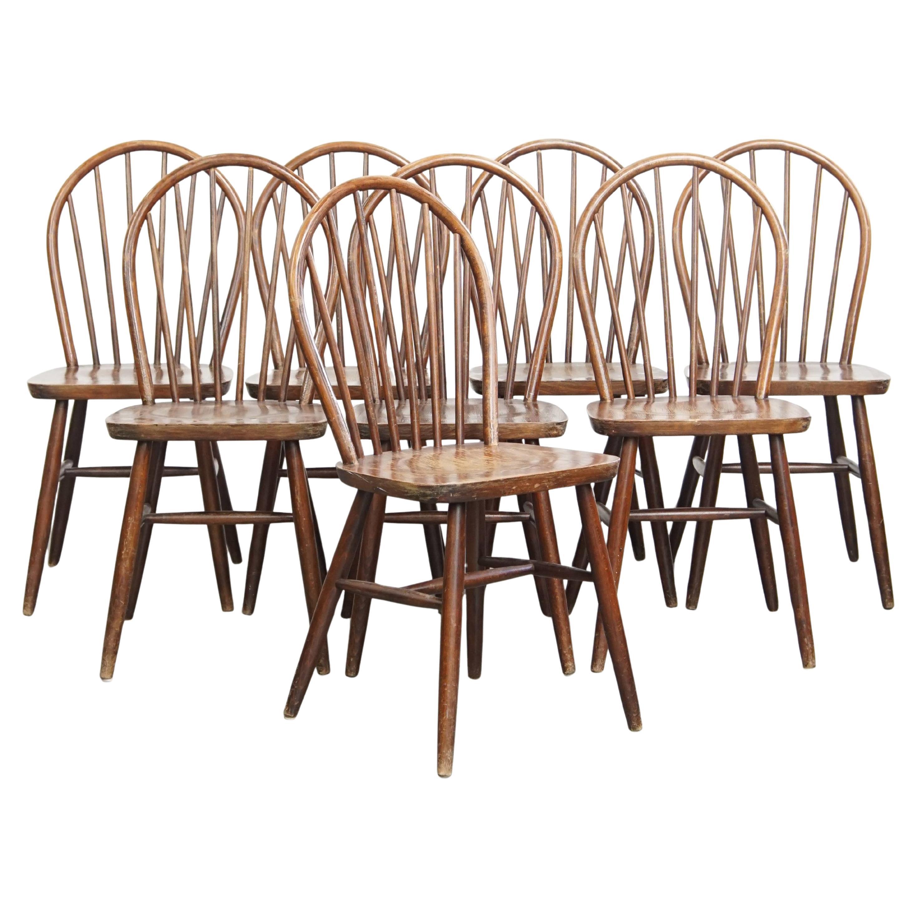 Conjunto de 8 sillas Windsor de madera con respaldo de huso de los años 70 en venta