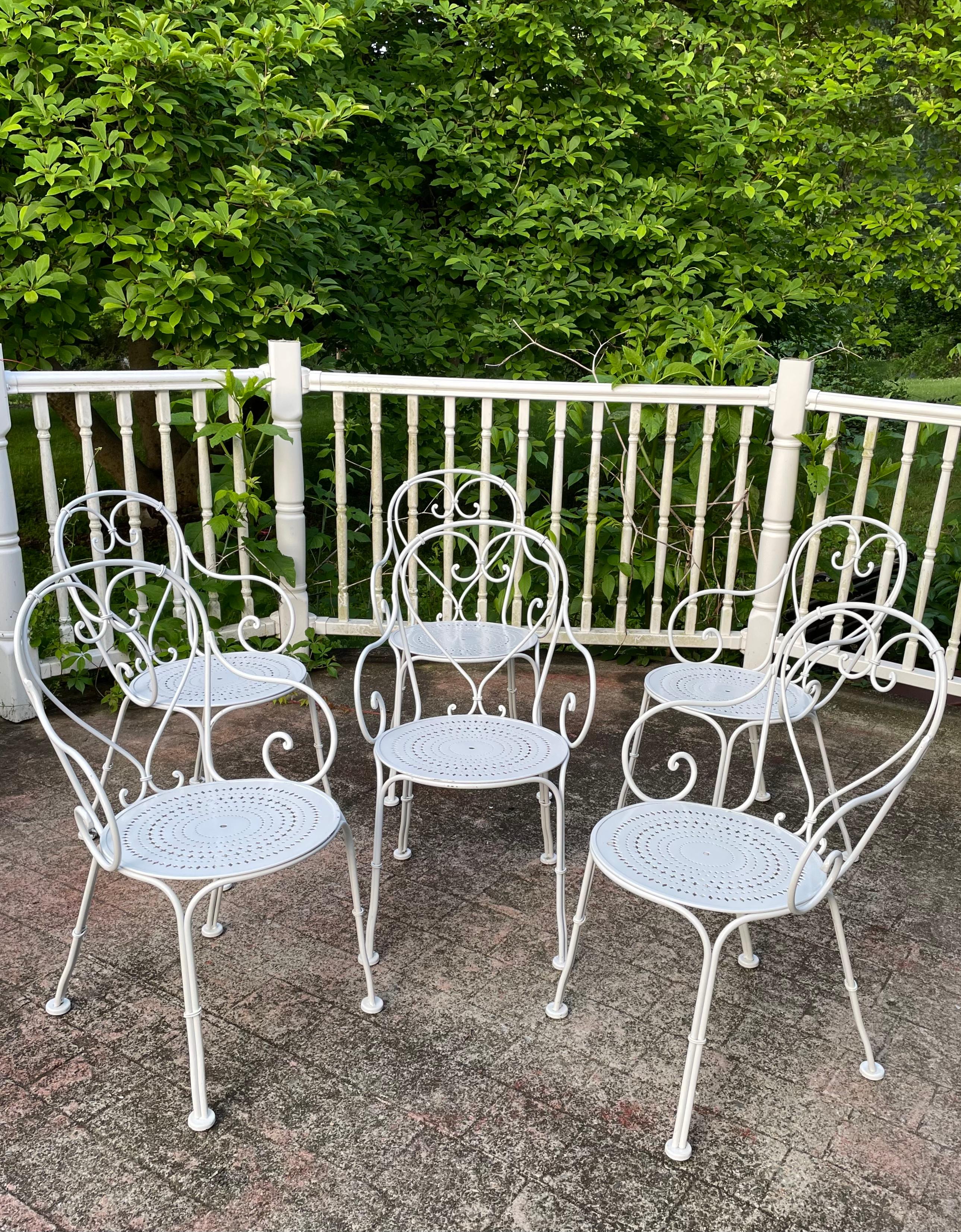Ensemble de 8 chaises basses françaises en fer forgé 
Parfait pour votre prochain rassemblement en plein air. Associez-la à l'une de nos tables en fer forgé de 74