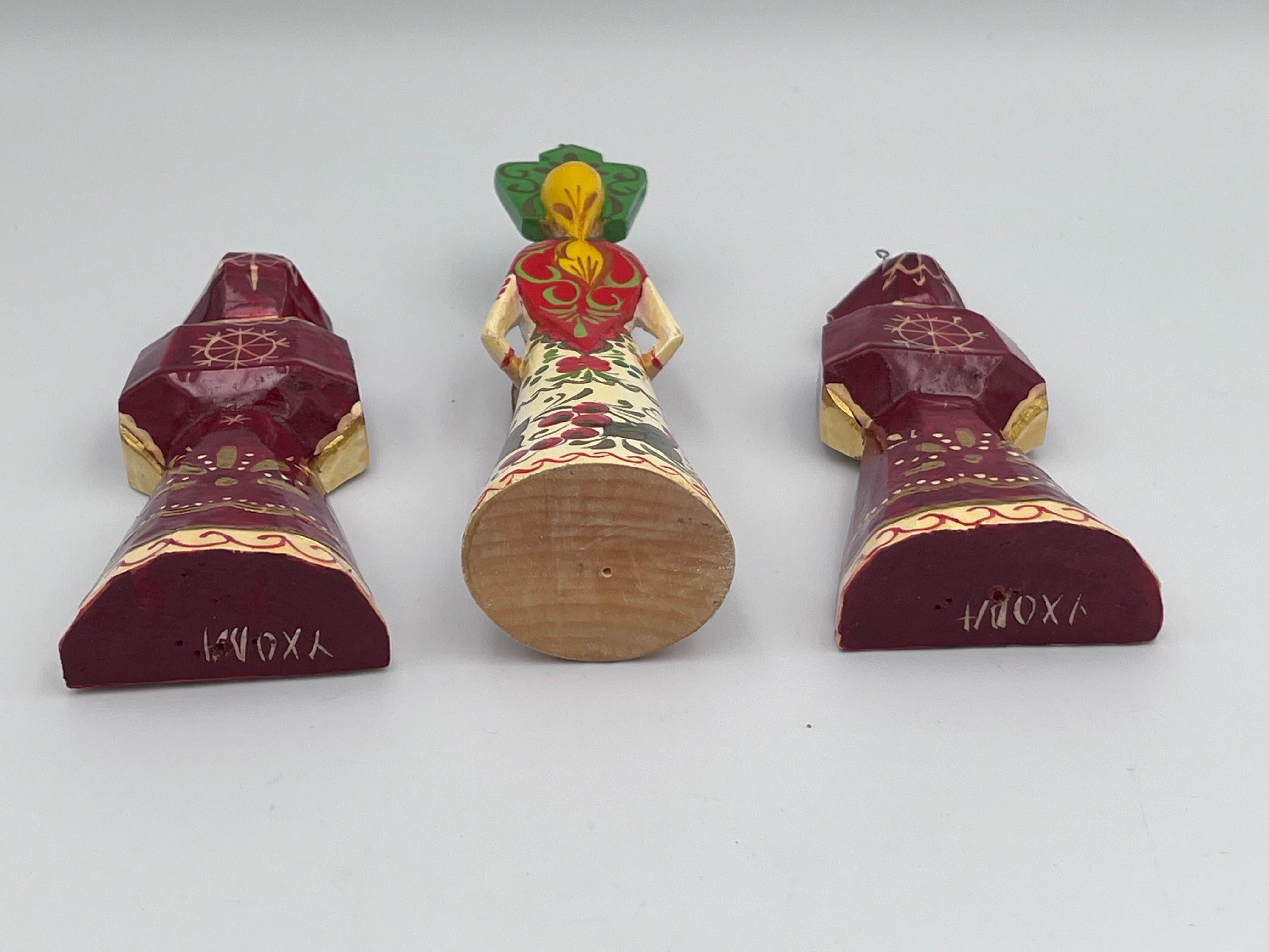 Ensemble de 9 décorations de Noël figuratives orthodoxes orientales du 20e siècle peintes à la main en vente 5