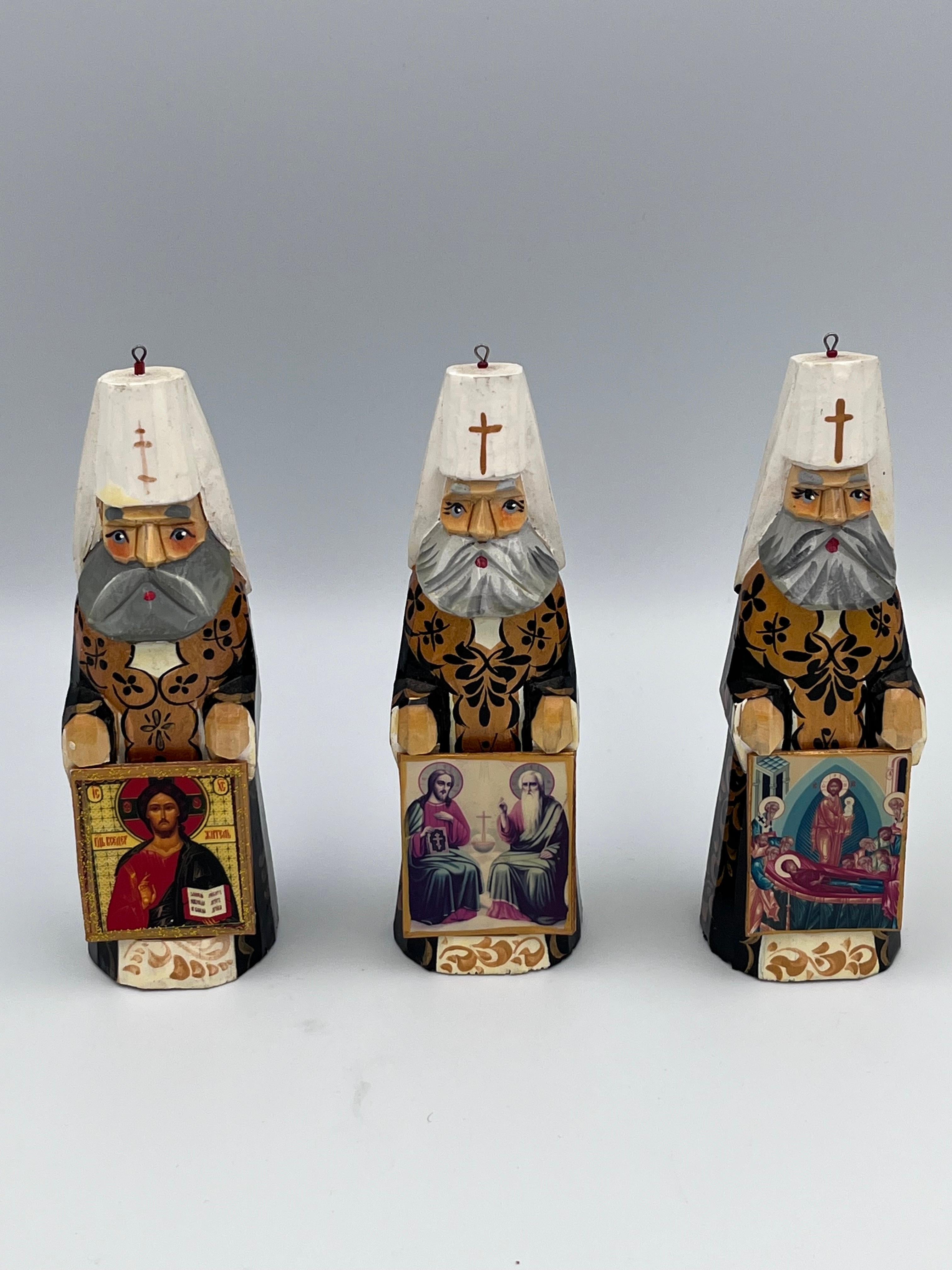 Ensemble de 9 ornements de Noël orthodoxes orientaux du 20e siècle peints à la main : Père Noël et Vierges des neiges

Un ensemble charmant et magnifiquement réalisé de neuf ornements de Noël en bois peints à la main par des orthodoxes orientaux du