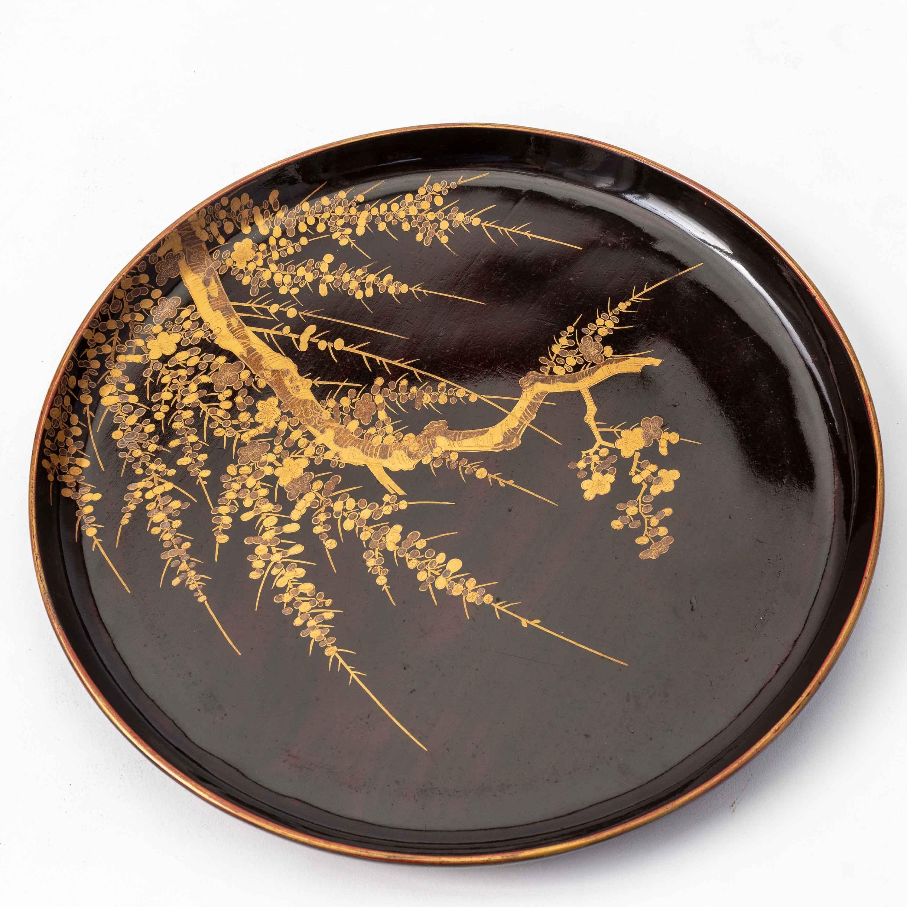 Set of 9 Antique Japanese Circular Lacquer Trays with Botanical Designs in Gold In Good Condition In Prahran, Victoria