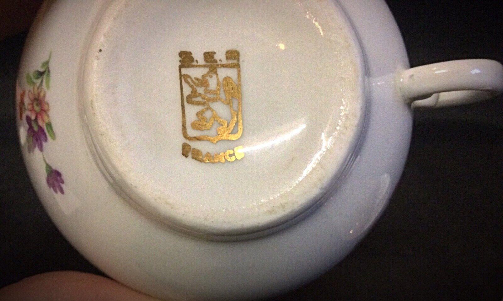 Este precioso juego incluye 9 tazas y platillos de café de porcelana auténtica de S.E.R France, con una delicada decoración floral y elegantes detalles dorados. El juego ejemplifica la fina artesanía francesa, perfecto para servir el café con estilo