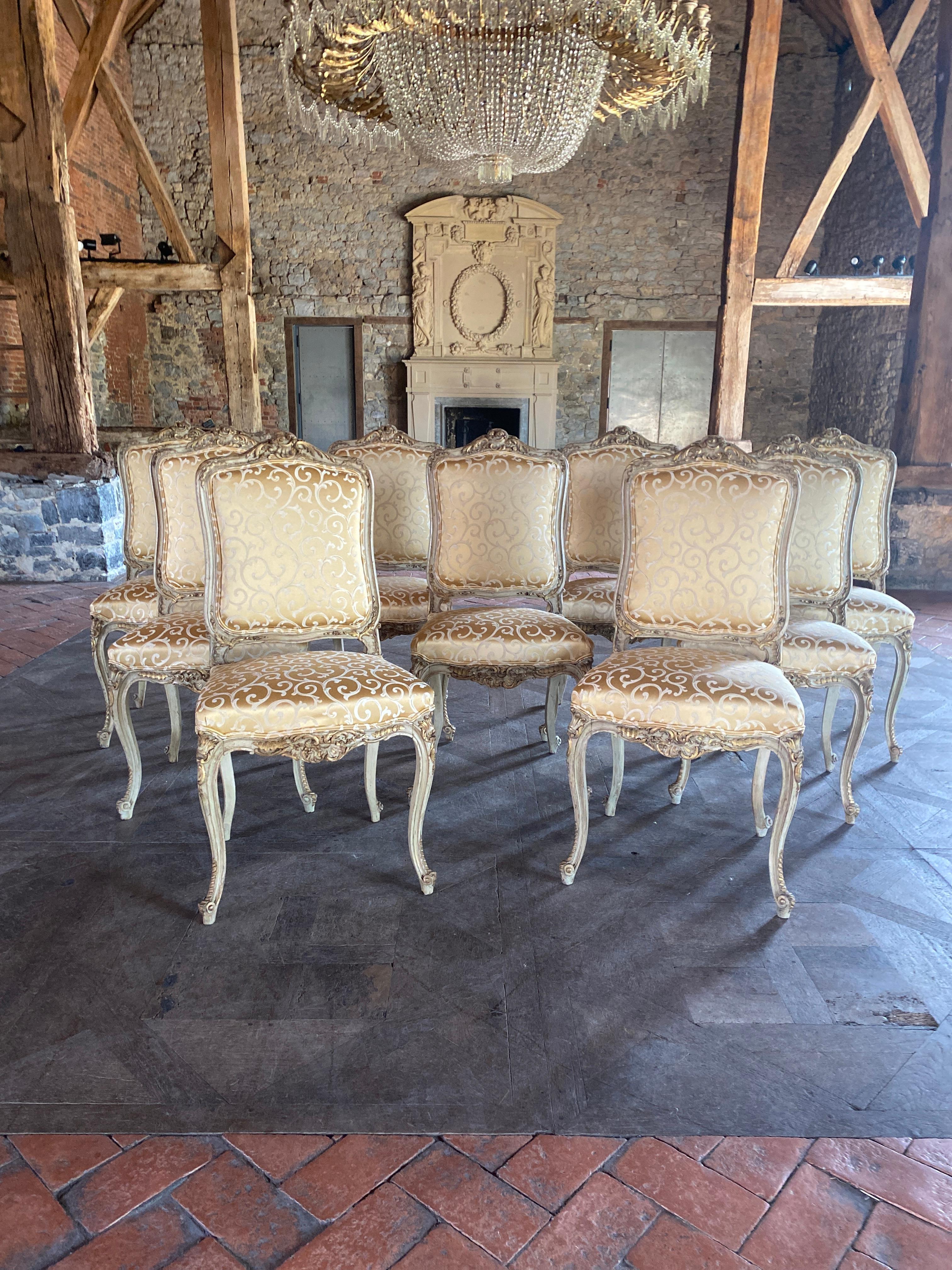 magnifique ensemble de 9 chaises polychromes originales très joliment sculptées nouvelle tapisserie avec tissu de soie italienne de haute qualité met en valeur l'or sur les sculptures époustouflant.