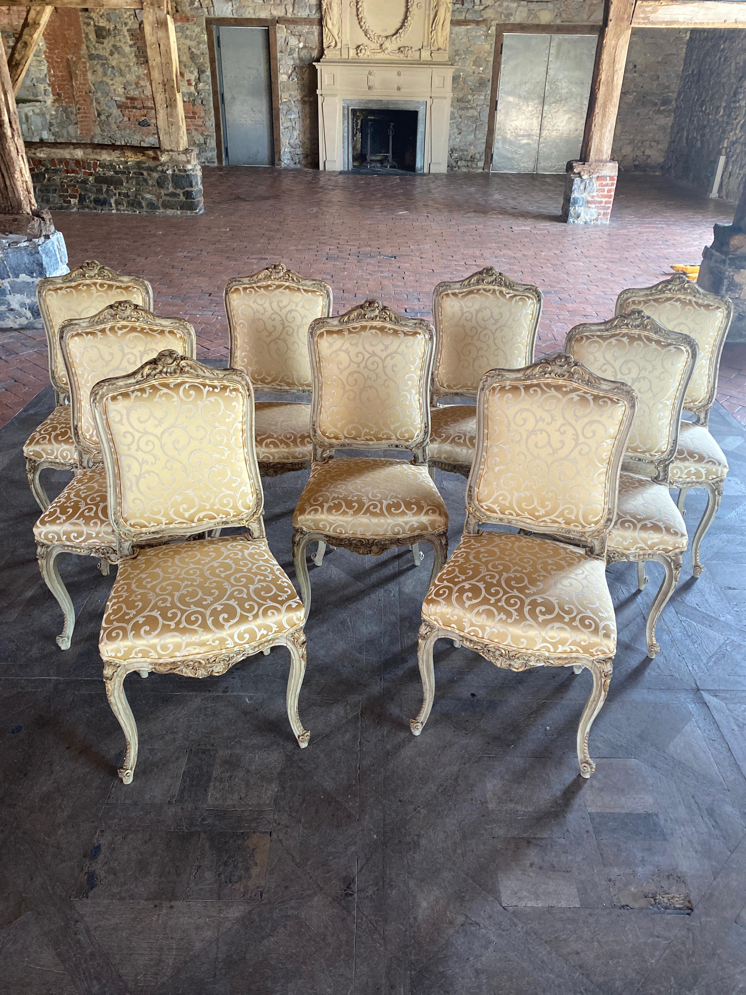 Ensemble de 9 chaises polychromes originales magnifiquement sculptées  Excellent état - En vente à Somme-Leuze, BE