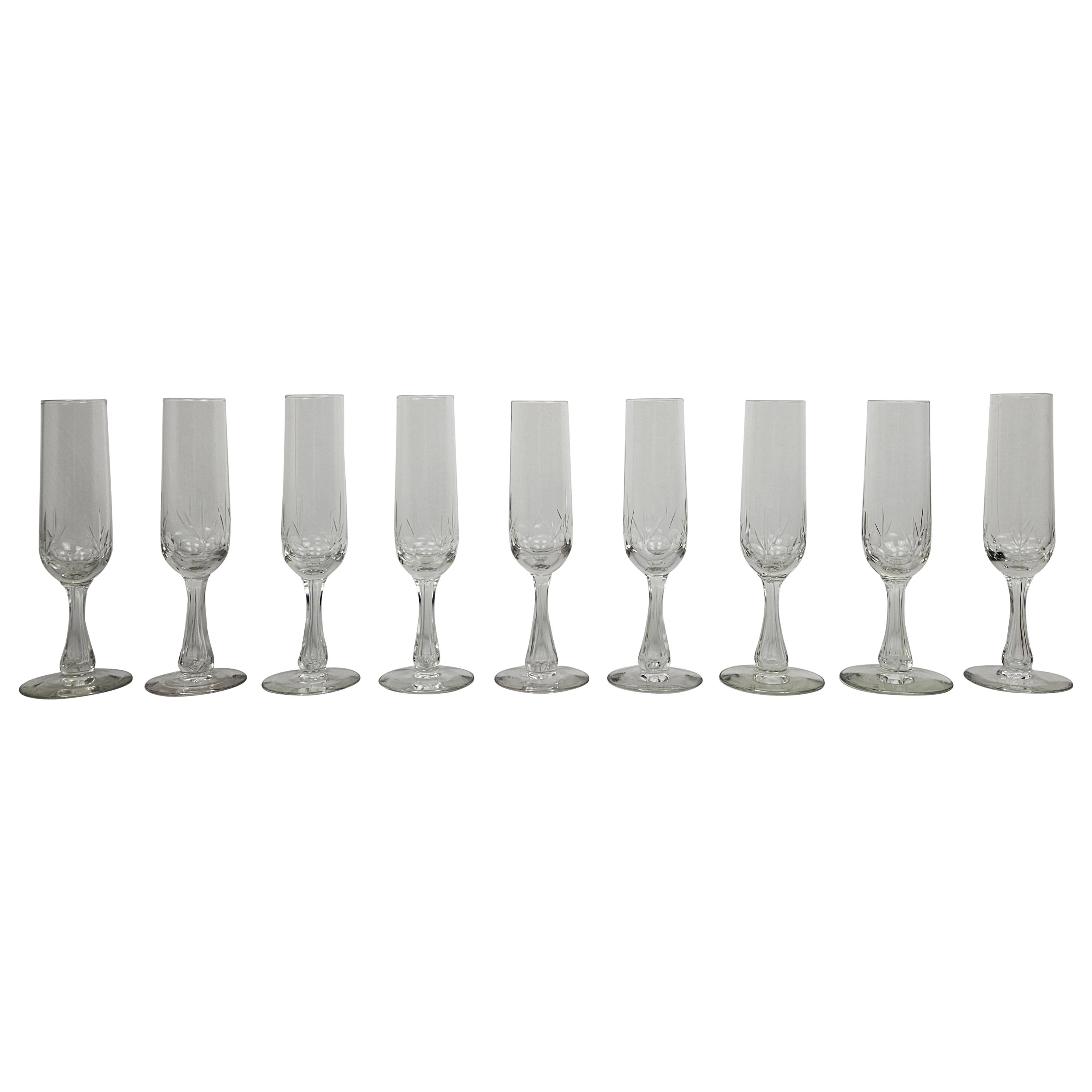 Ensemble de 9 charmantes flûtes à champagne en verre taillé, vers 1900