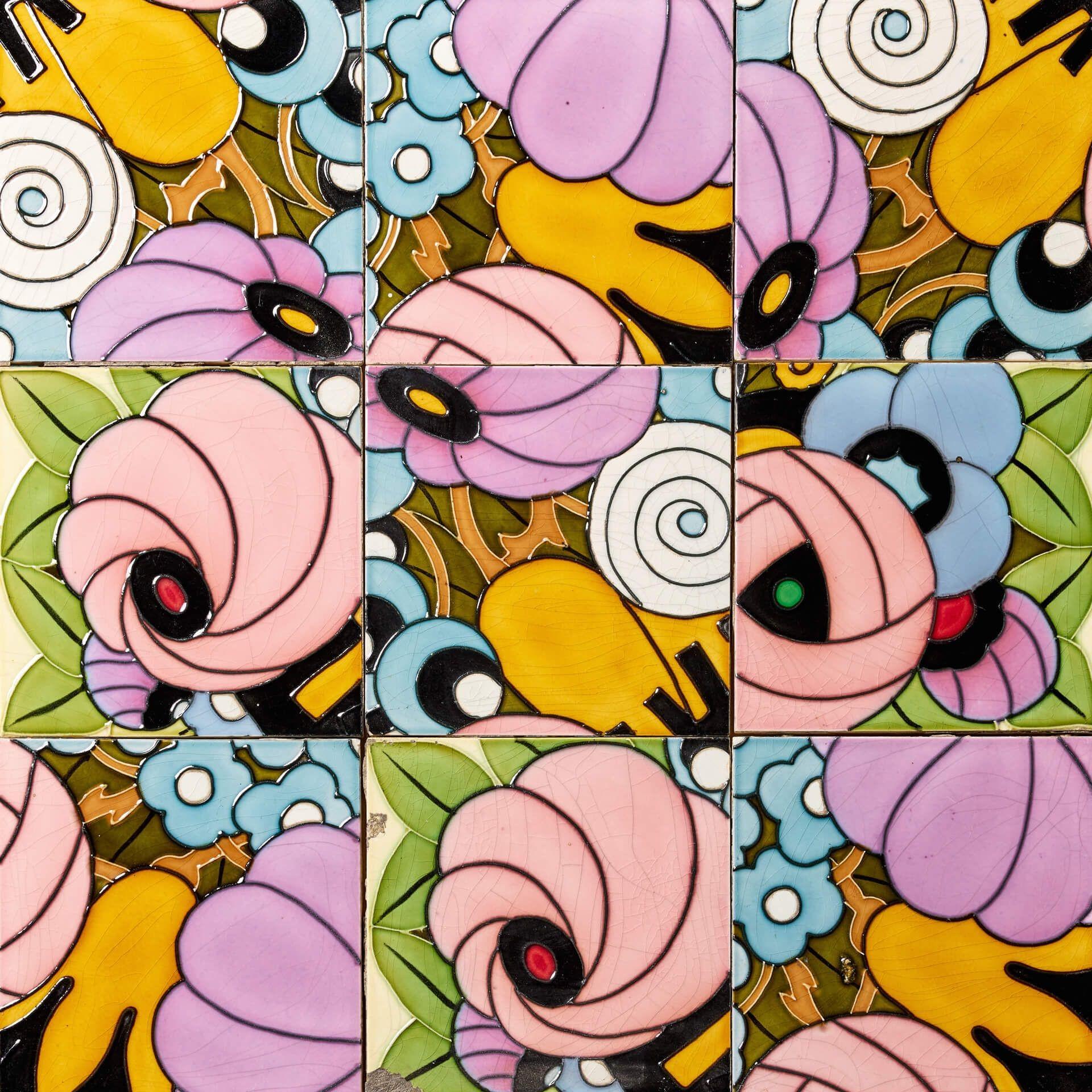 Ein Satz von 9 bunten französischen Porzellanfliesen aus dem frühen 20. Jahrhundert von Desvres Pottery. Mit ihren üppigen Farben und den stilisierten Jugendstilblumen im Stil von Mackintosh sind diese 6-Zoll-Fliesen in einer Vielzahl von