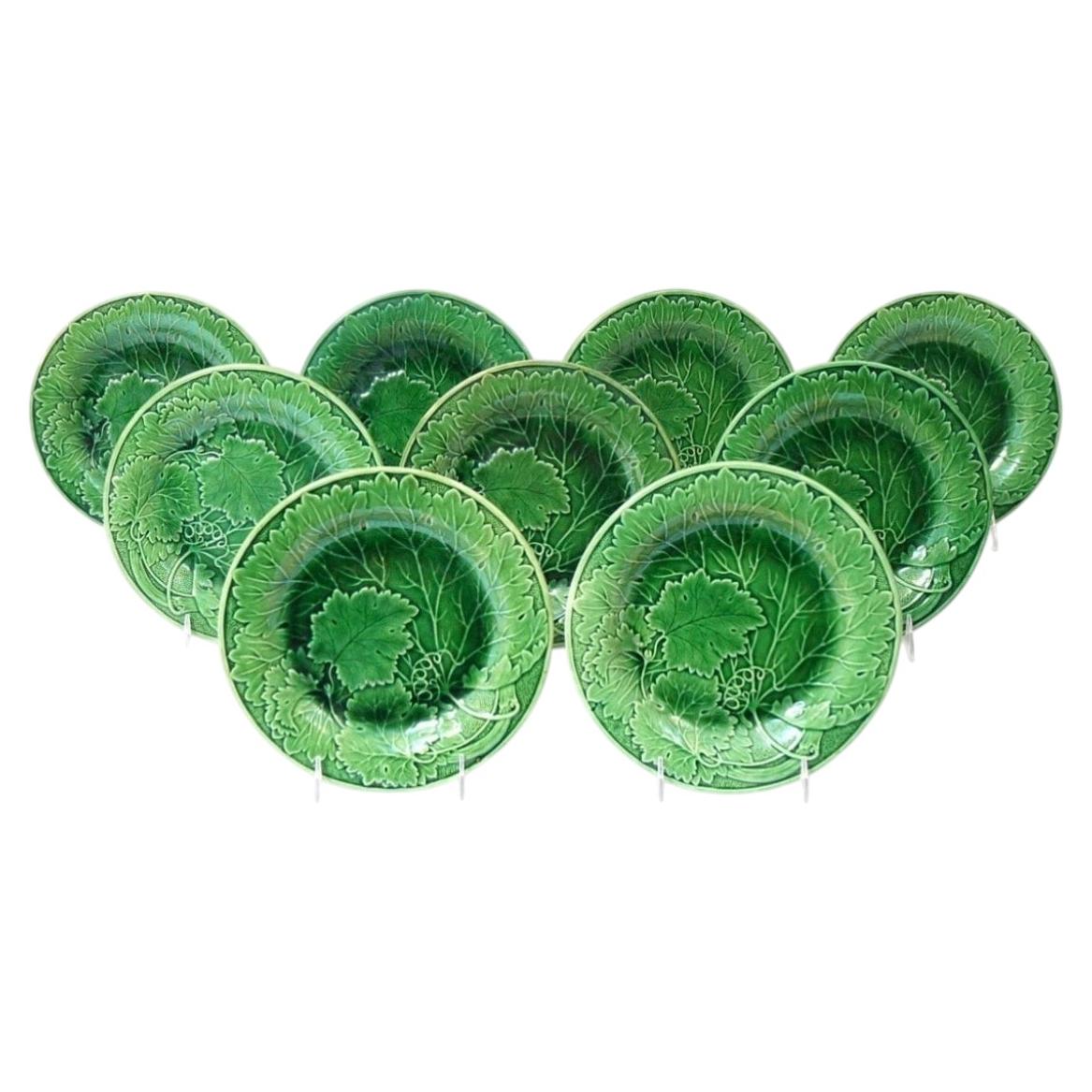 Lot de 7 assiettes (2 vendues) « Davenport Green Majolica Vine Leaf » à motif de feuilles de géranium, d'origine anglaise