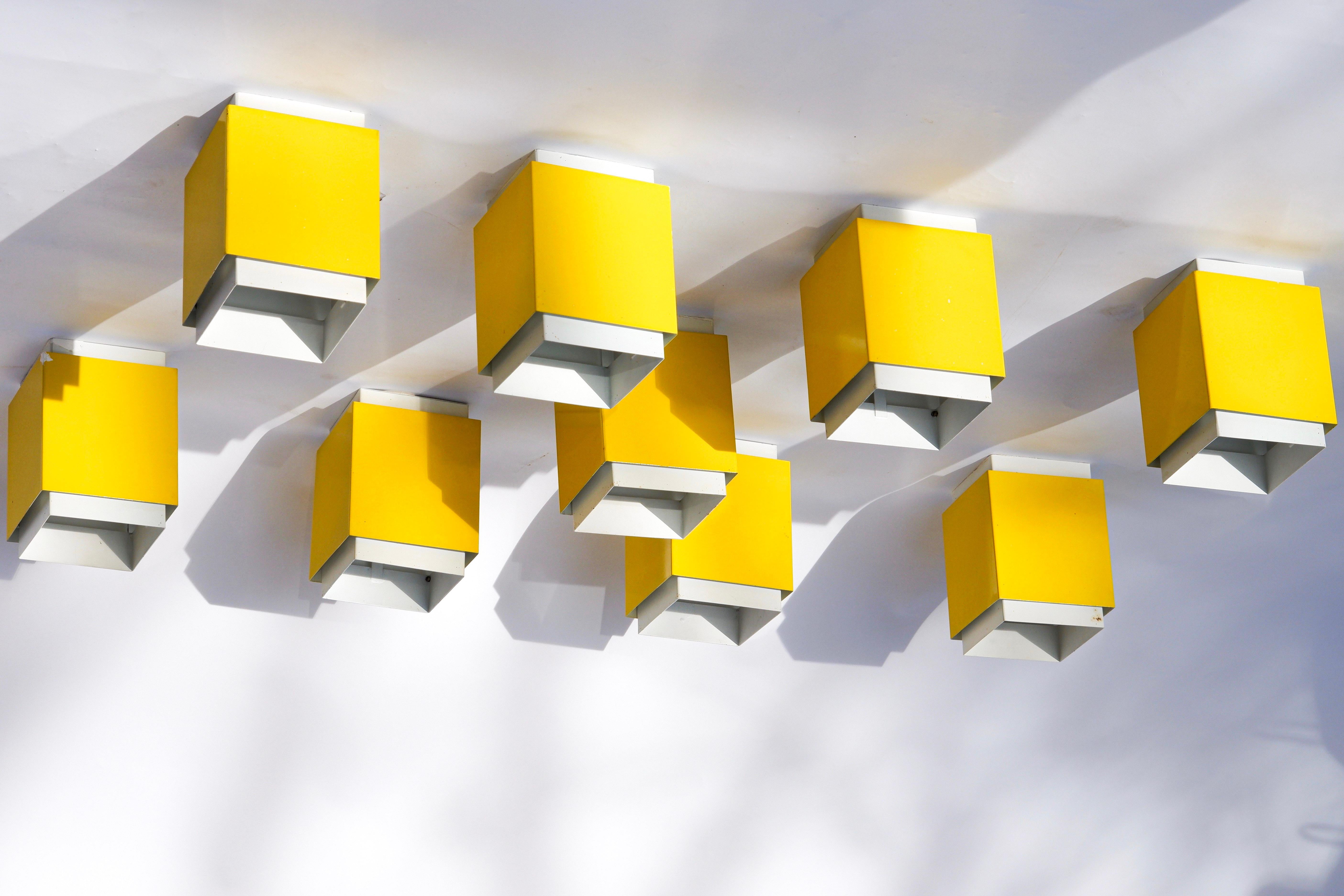 Ensemble de 9 plafonniers conçus dans les années 70 par le fabricant suédois Borèns Borås. Tous les luminaires sont réalisés en fer laqué, ils sont labellisés par l'éditeur. Les lampes peuvent être placées dans l'ordre que vous souhaitez au plafond.