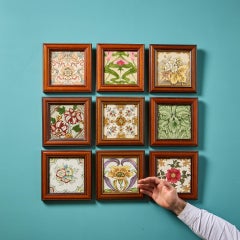 Lot de 9 carreaux anciens anglais à motifs floraux, encadrés