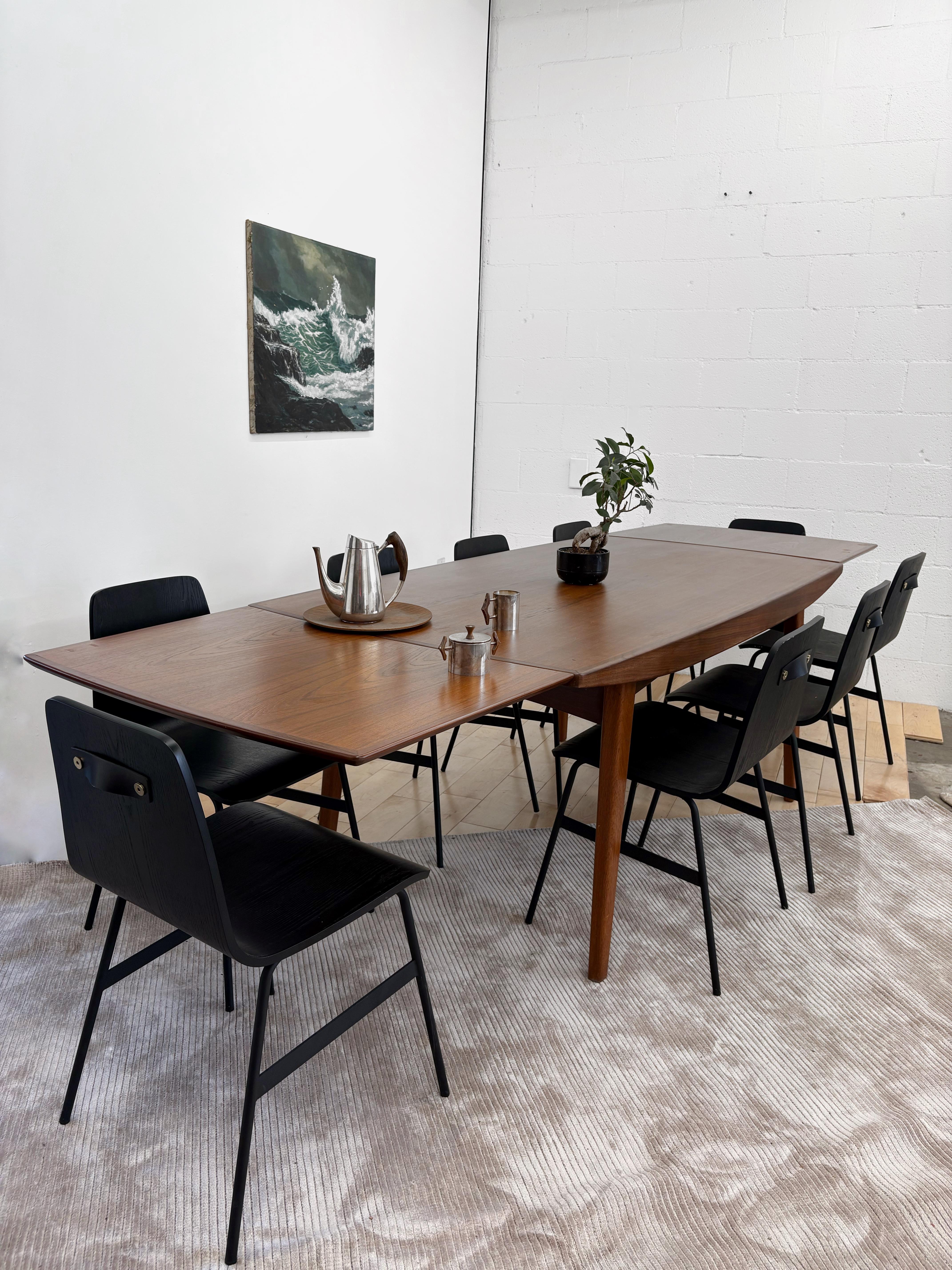 Set di 9 sedie da pranzo originali Gus Modern Lecture* in nero opaco. Queste sedie da pranzo contemporanee di design sono caratterizzate da una silhouette minimalista ispirata alle sedie vintage delle scuole, che unisce il design industriale moderno