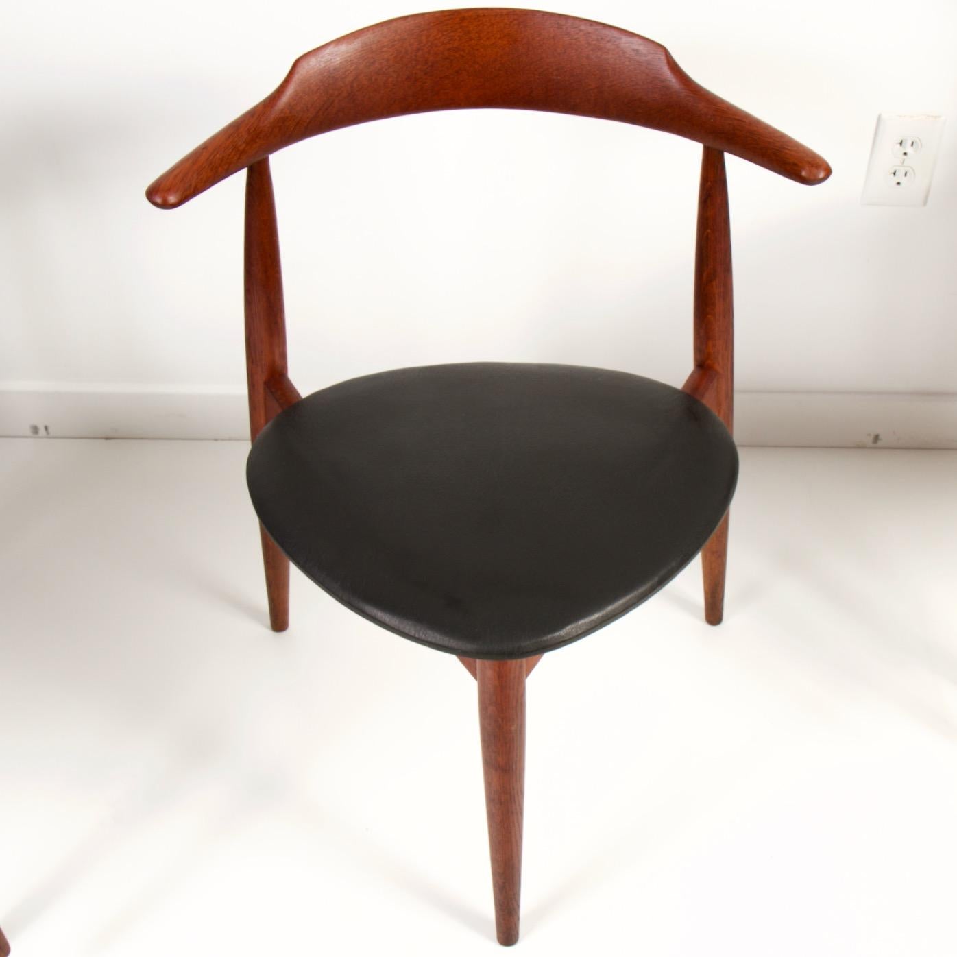 Fritz Hansen dining chairs, designed by Hans Wegner in the 1950s. Original unrestored set of fumed oak stacking chairs with Naugahyde seats.
Very nice vintage condition.
   