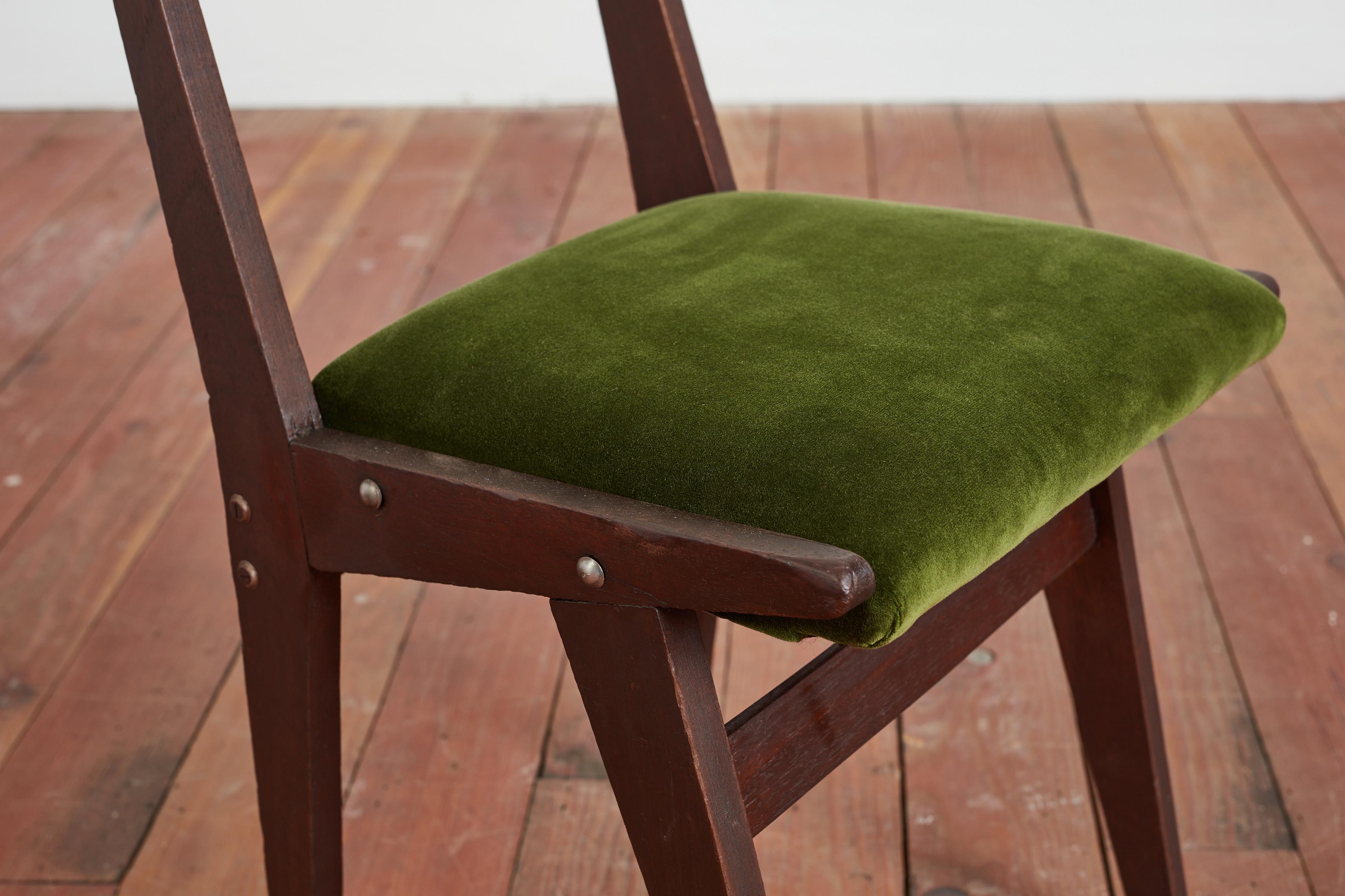 Set di 9 sedie da pranzo in noce italiano con velluto verde in vendita 4