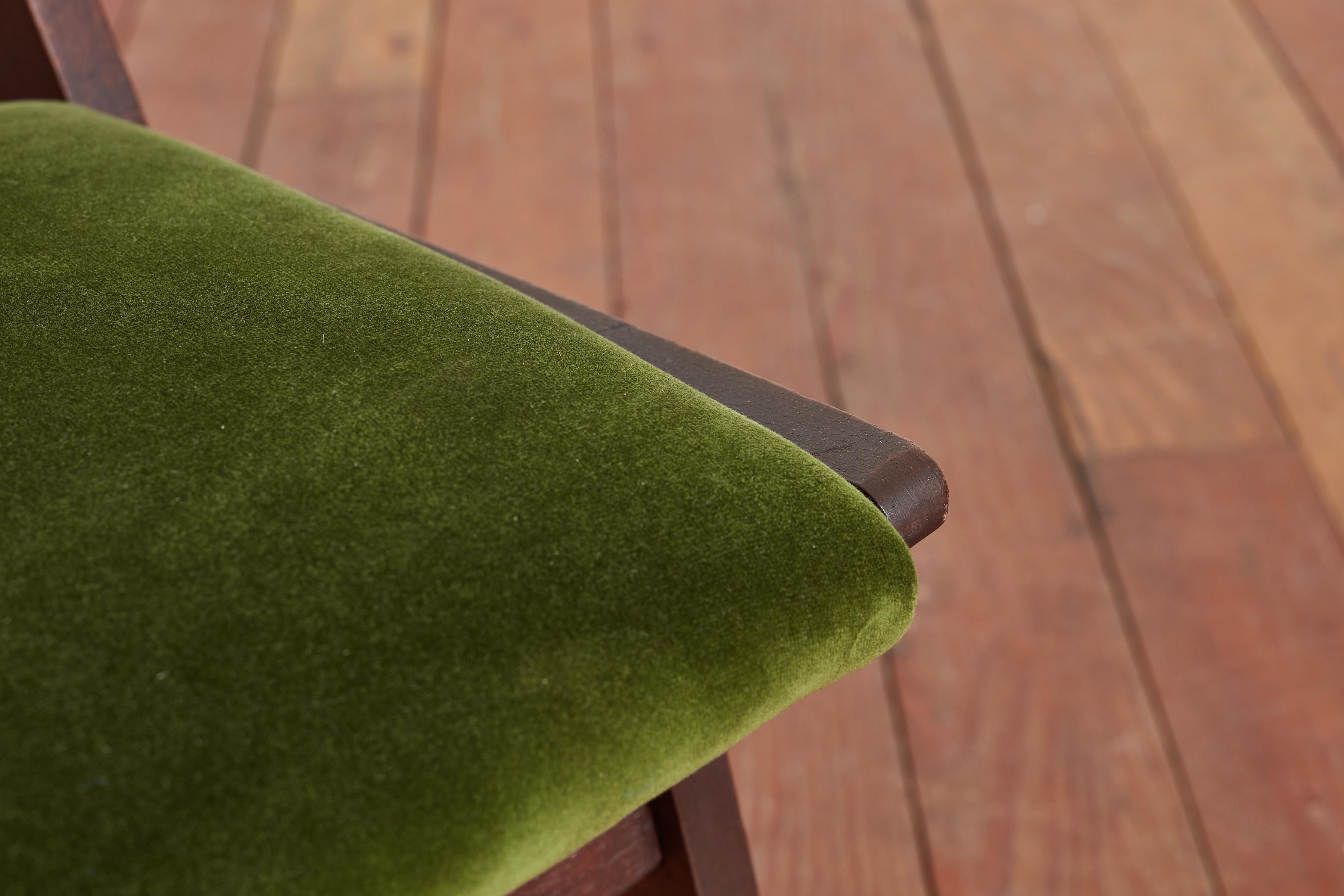 Set di 9 sedie da pranzo in noce italiano con velluto verde in vendita 6