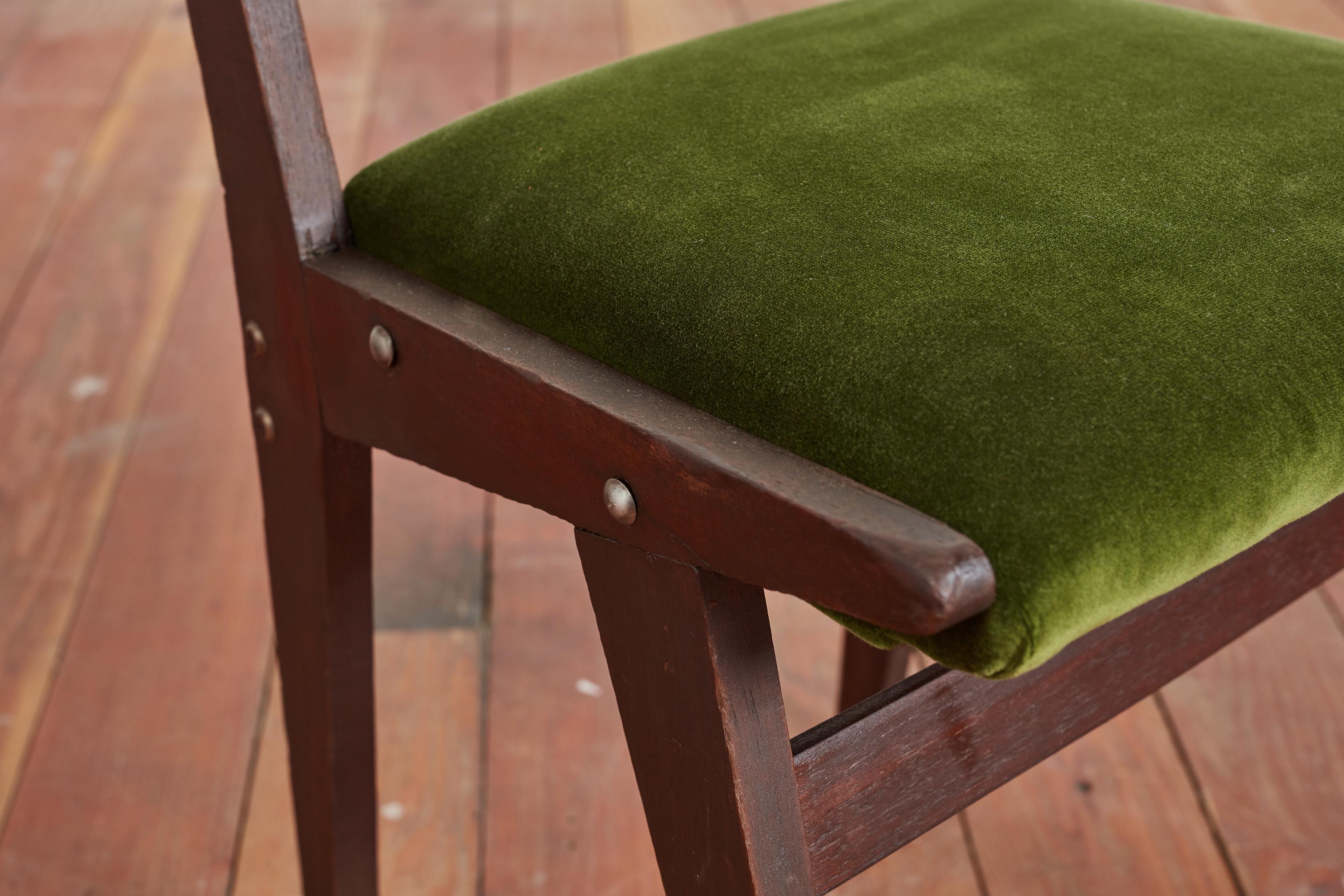 Set di 9 sedie da pranzo in noce italiano con velluto verde in vendita 7