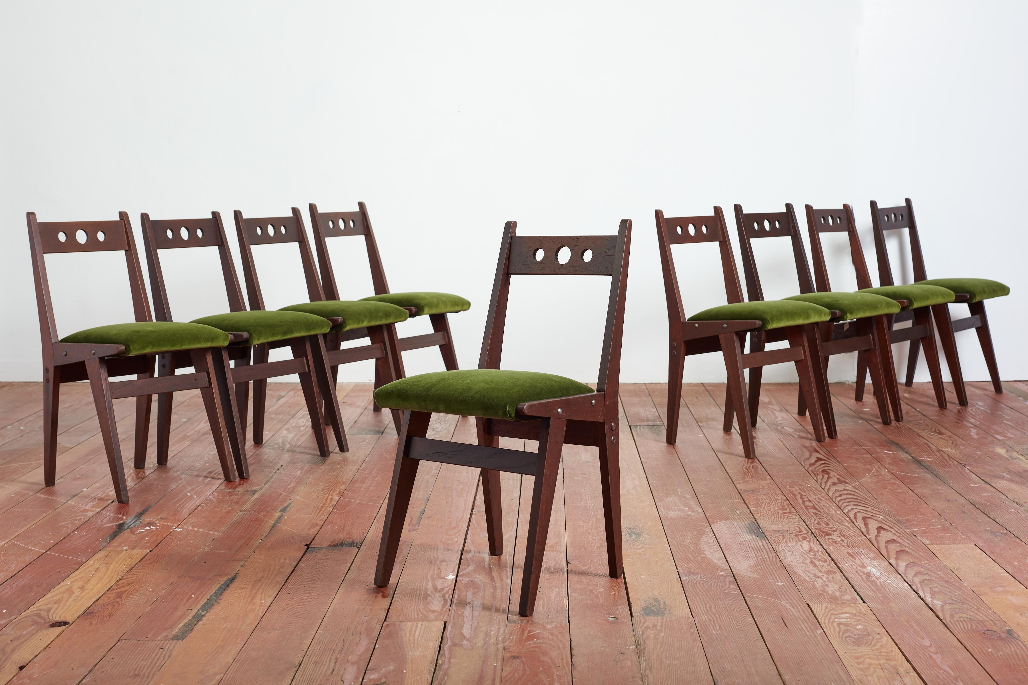 Set di sedie da pranzo in noce italiano degli anni '50 con forma angolare e cerchi geometrici intagliati
Rivestito di recente con sedili in mohair verde.
Il Wood ha un'ottima patina e sono stati restaurati 
Italia, anni '50 

