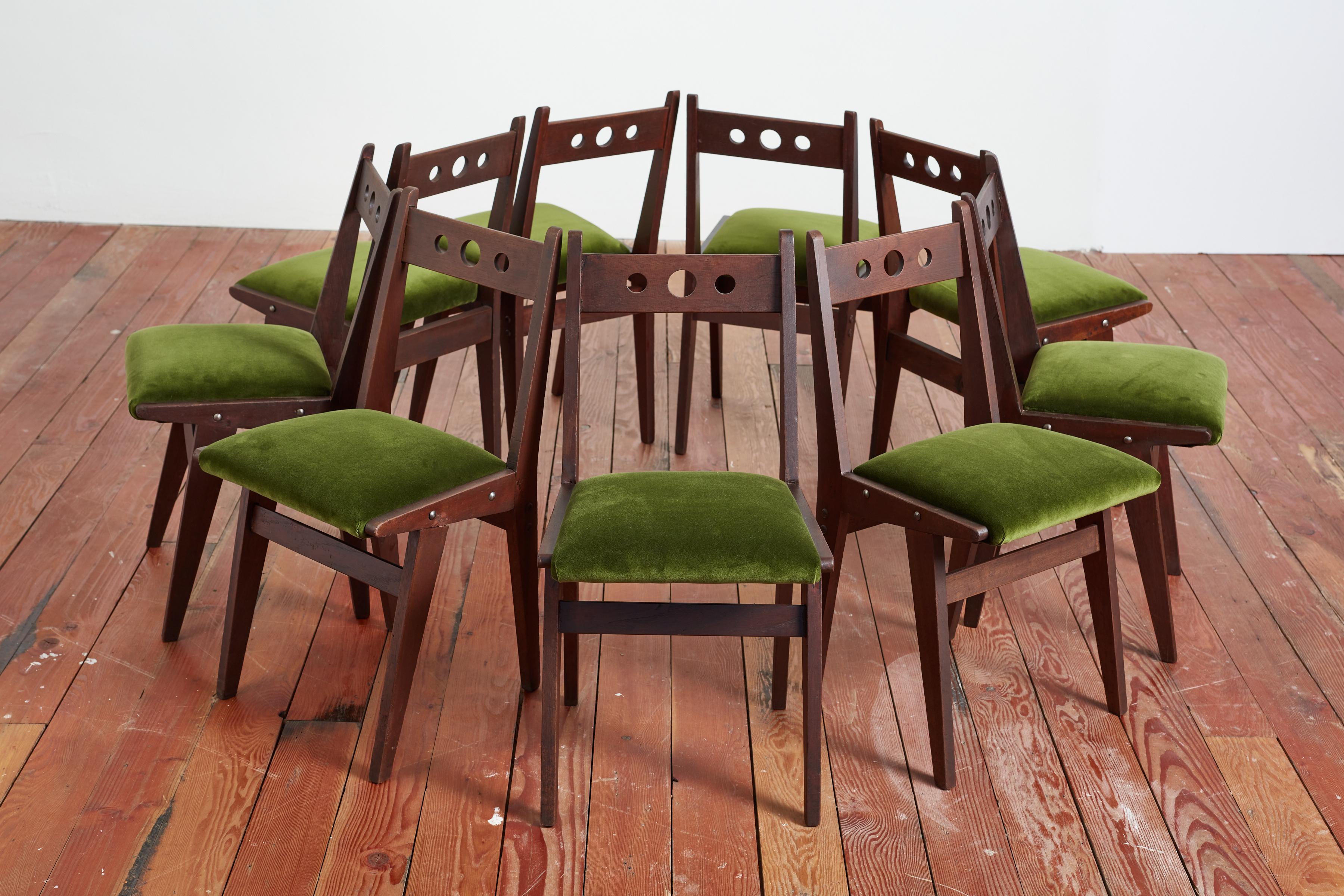 Italiano Set di 9 sedie da pranzo in noce italiano con velluto verde in vendita